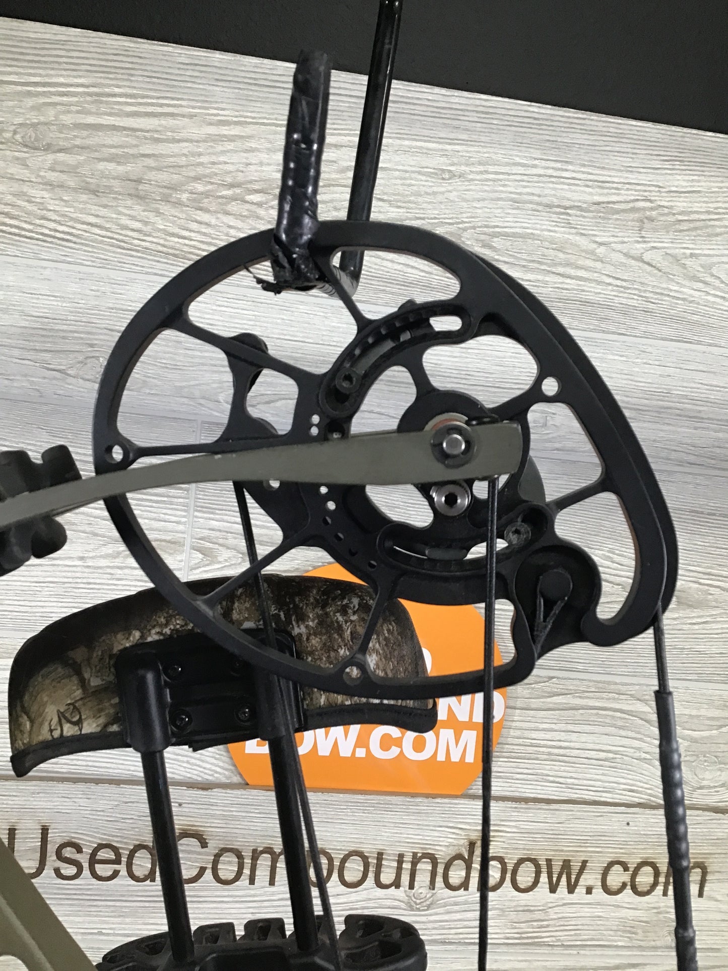 Used Hoyt Ventum 30 Wilderness 29.5" 70lb package