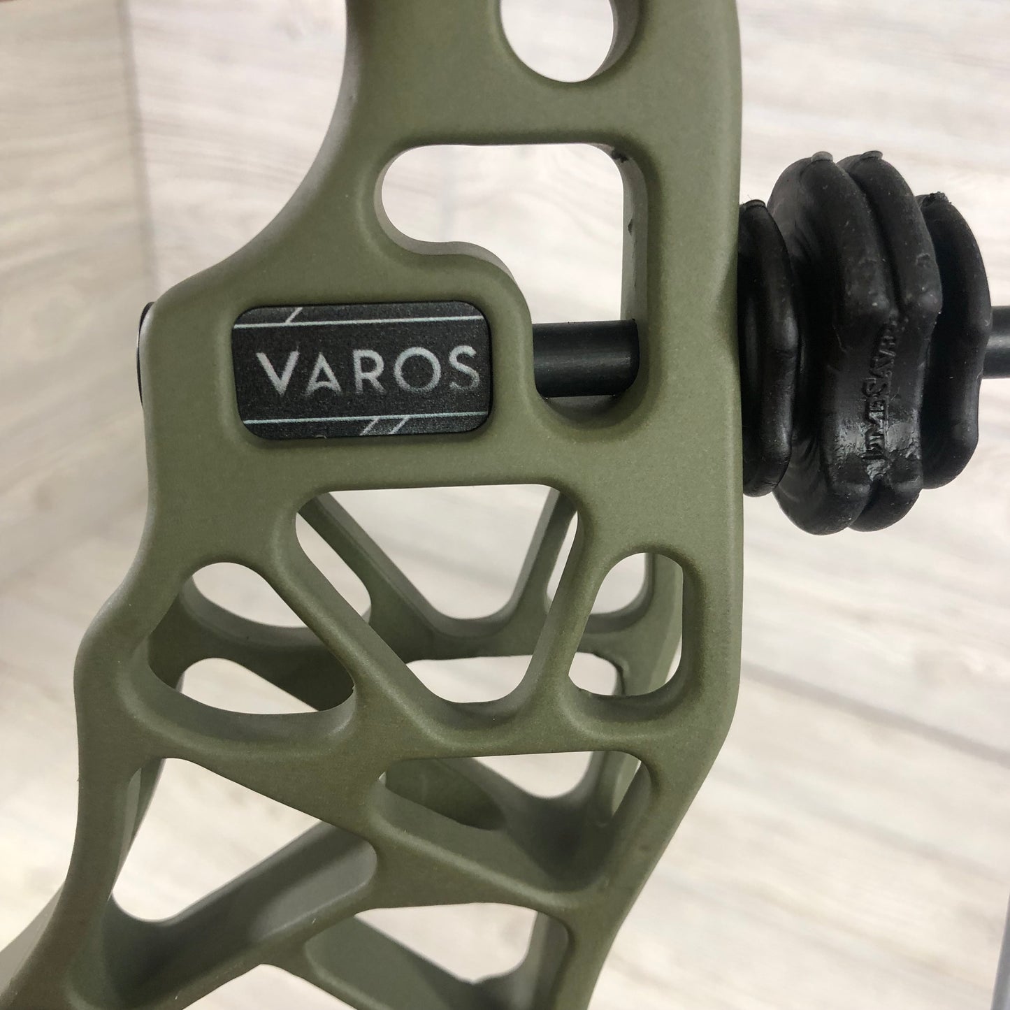 Elite Varos Right Handed 60-70# 25.5-31" OD Green NEW