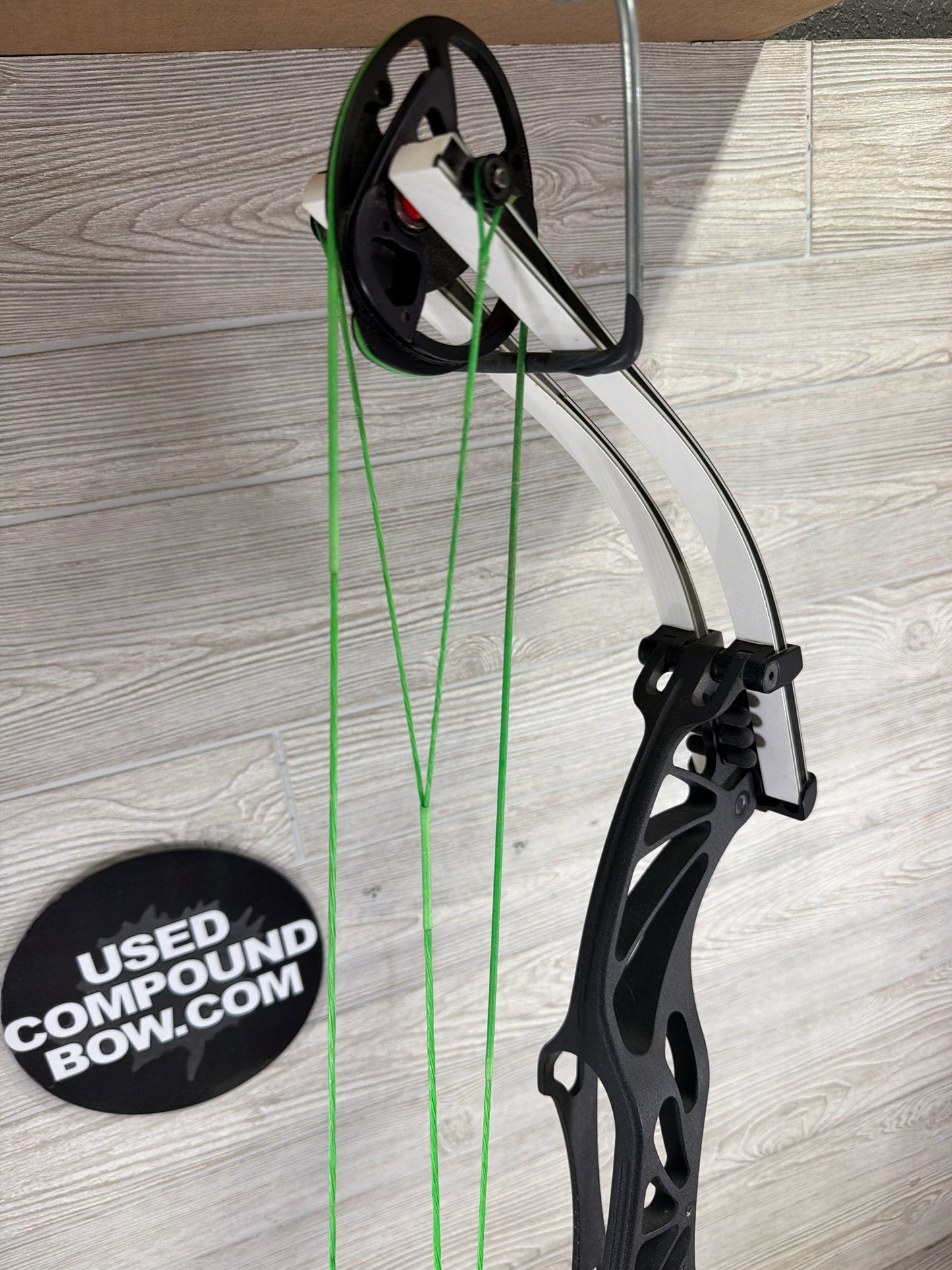 Used Right-Handed/Black and White Hoyt Prevail 40 SVX #4 30.5-31.5" 50-60#
