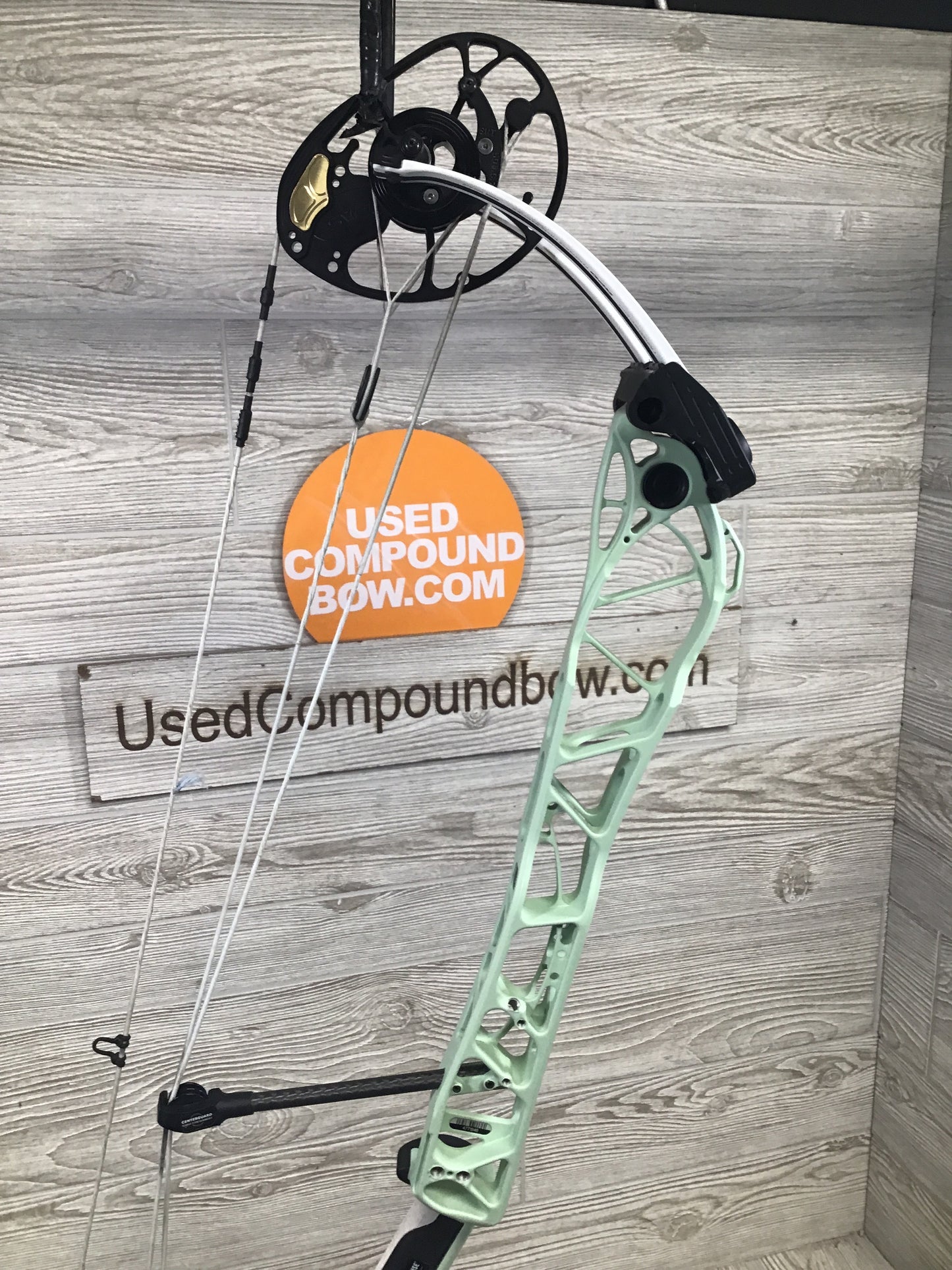 Used Mathews Title 38 (Gen 2) Mint White limbs Right Handed Target bow