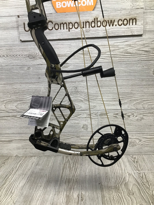 Brand New Bear Persist 60-70# right Handed Bottomlands