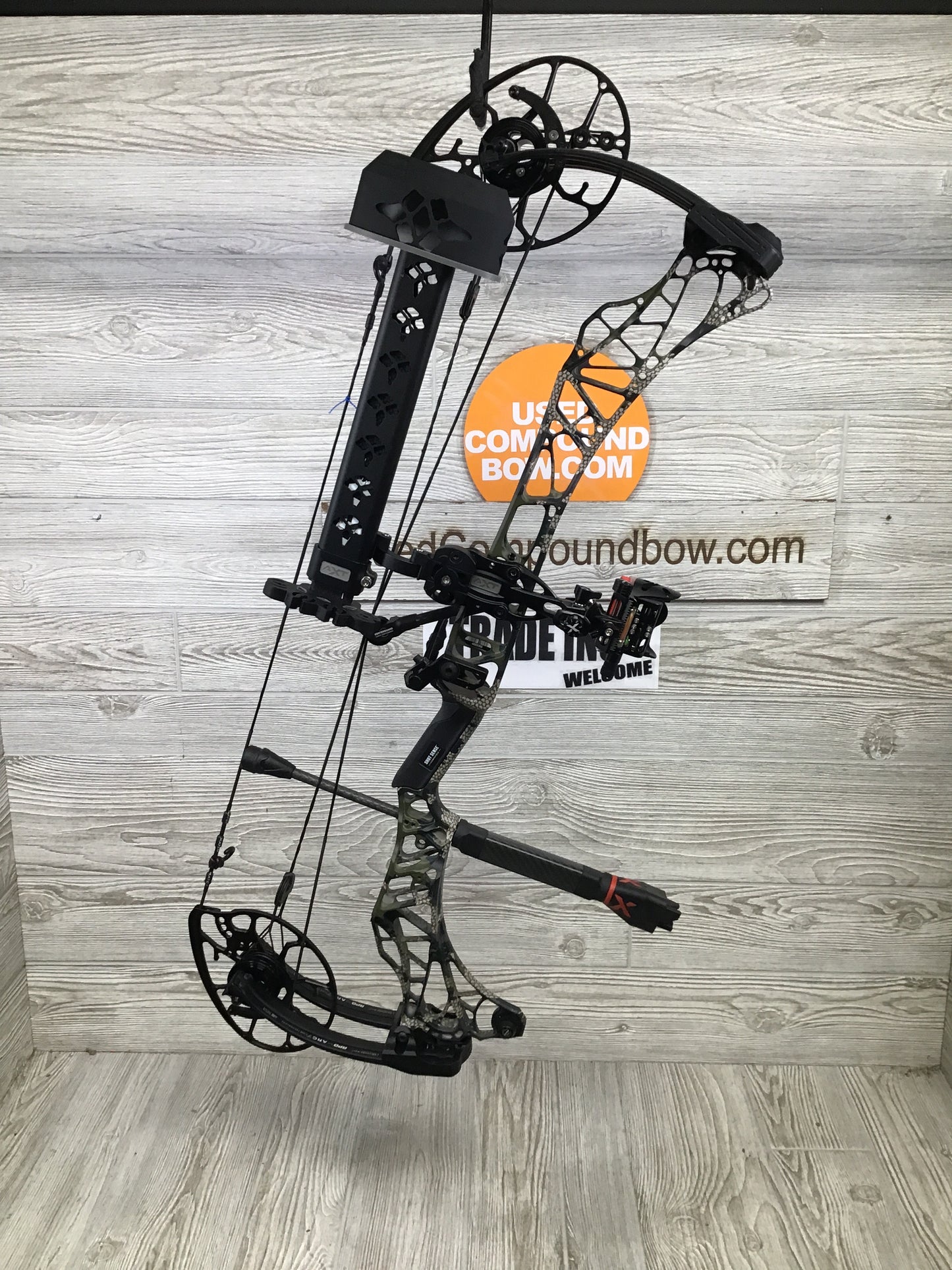 Used Mathews Lift X 29.5 Right Hand Kuiu Verde riser/ Black limbs 27"/70# Package