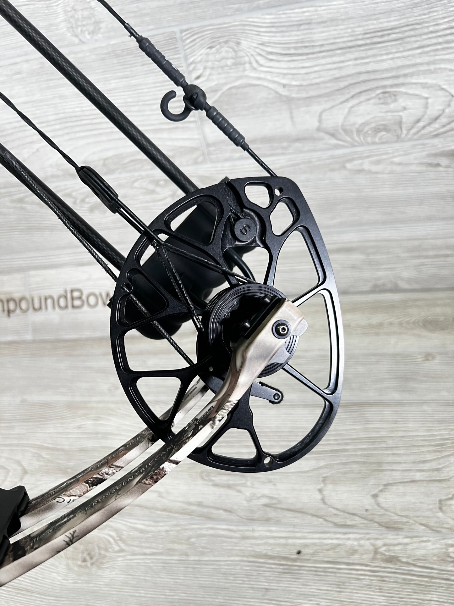 Mathews Triax 70lb Lost XD camo Left Hand Bow Package