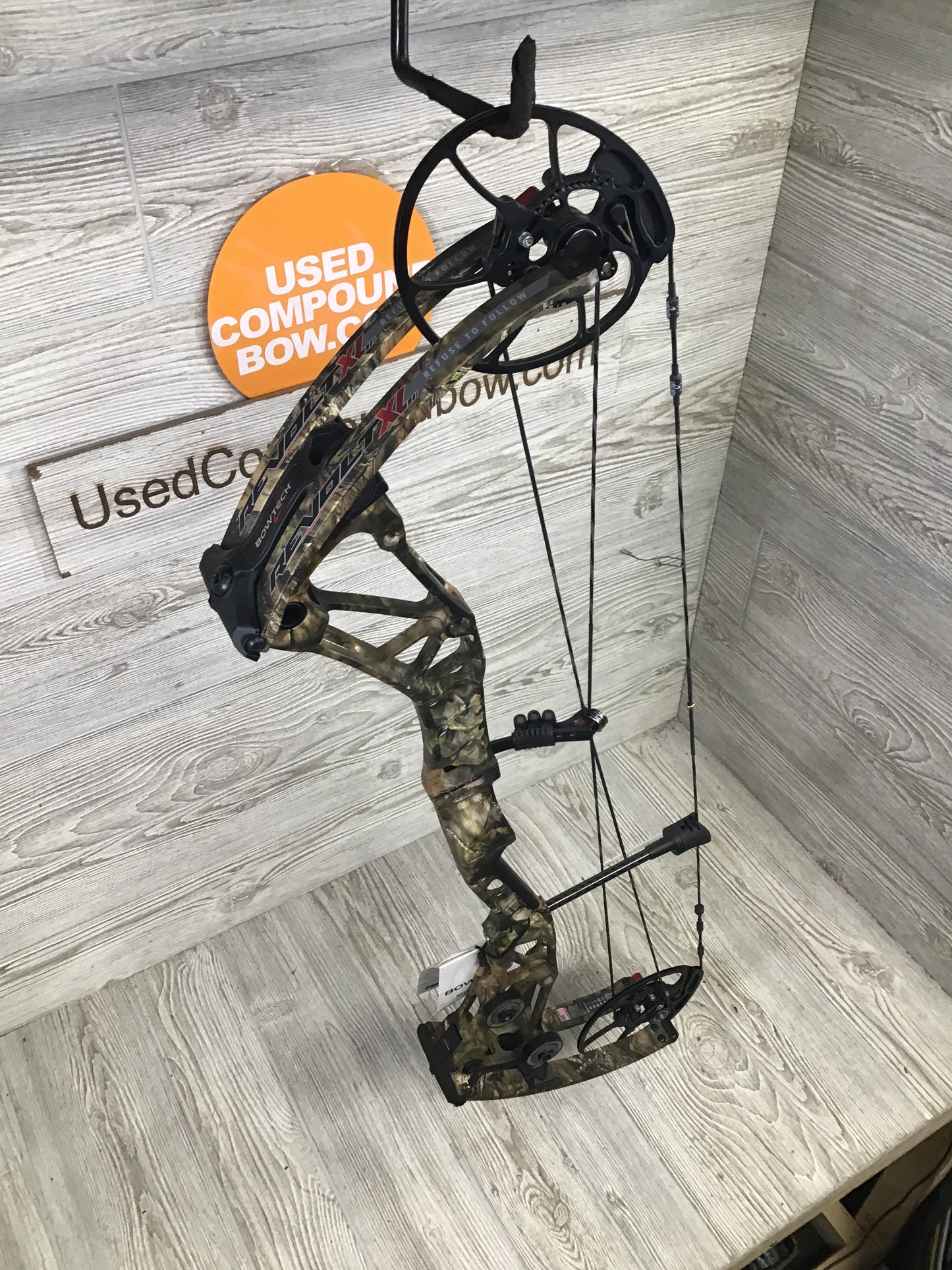 NEW Bowtech Revolt XL Mossy Oak 60-70# 27.5-33"