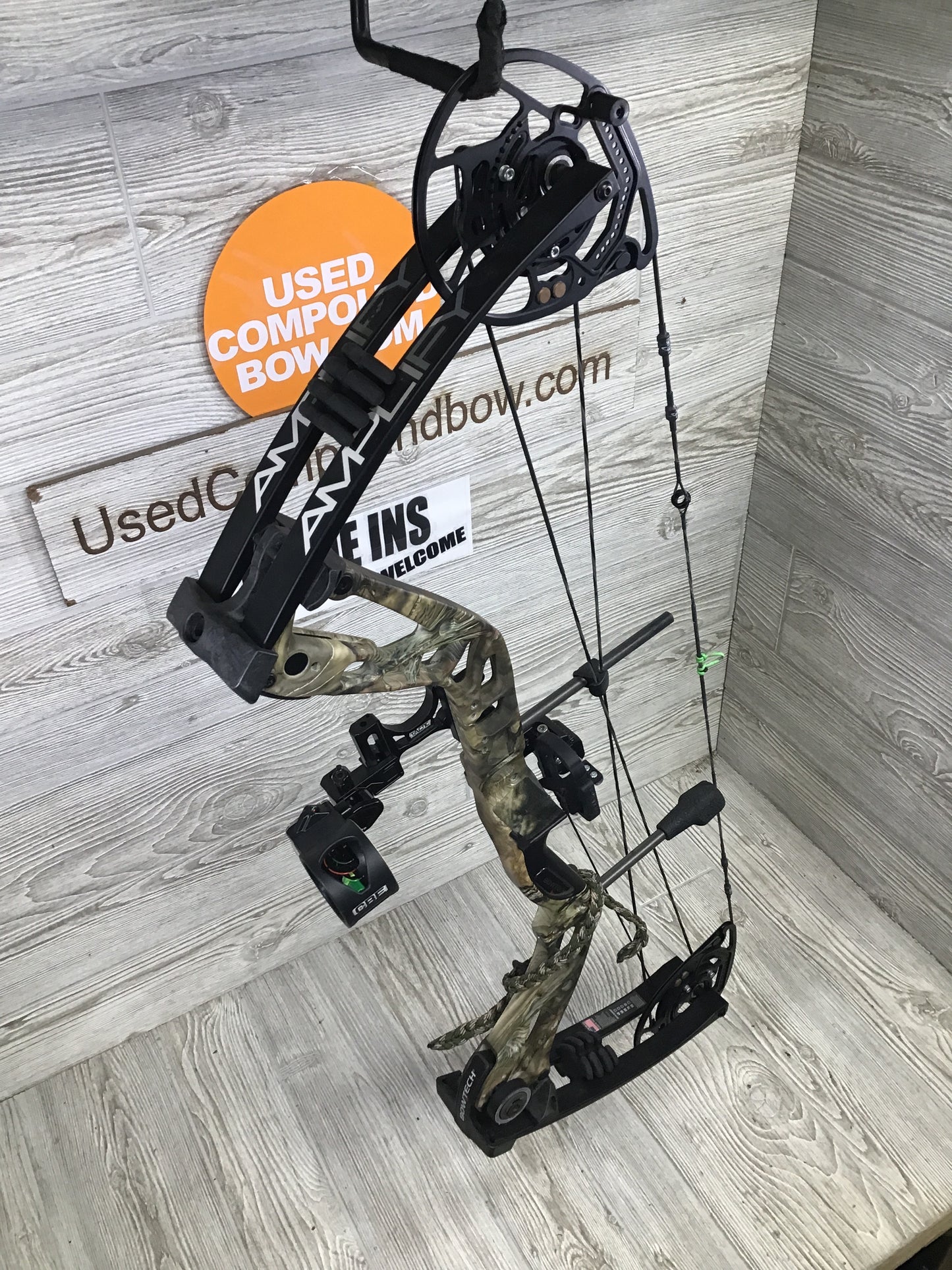 Bowtech Amplify Right Handed 21"-30" 8-70# Camo Package