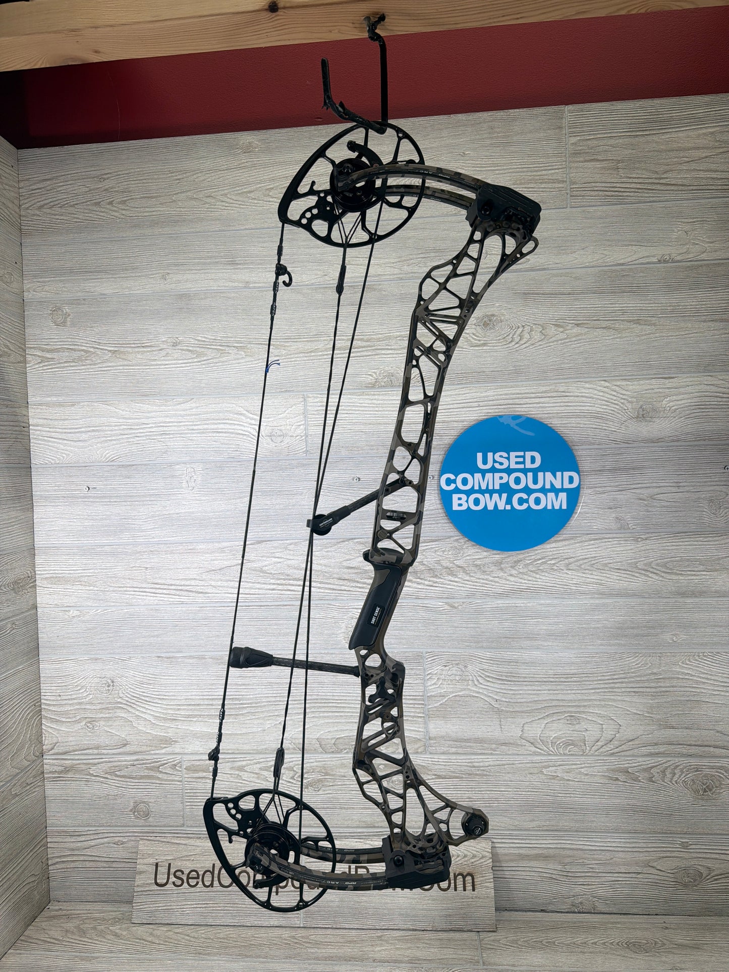 Used Mathews LIFT X 29.5 27.5" 70lb Right Hand Mossy Oak Bottomlands Bow