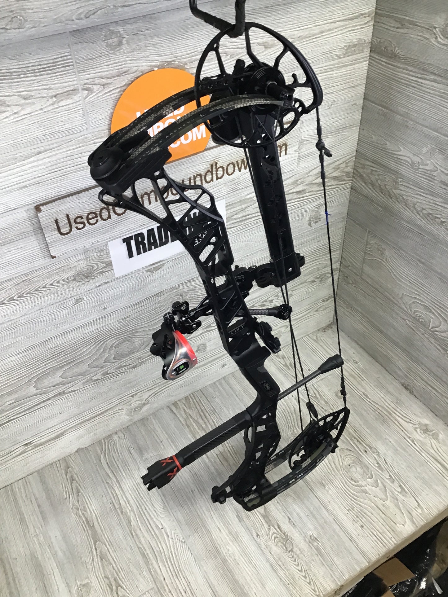 Used Mathews Lift X 29.5 Right Hand Black riser/Kuiu Verde limbs Bow 29.5"/70# package