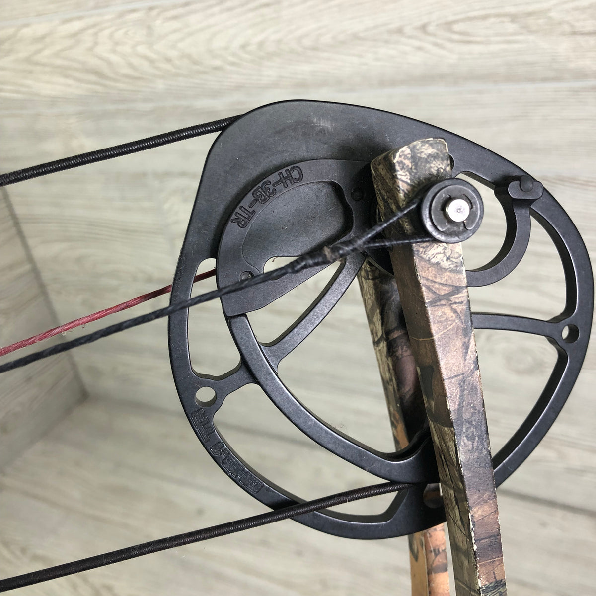 Used Hoyt Charger RH Camo 28.5" 60-70# Package