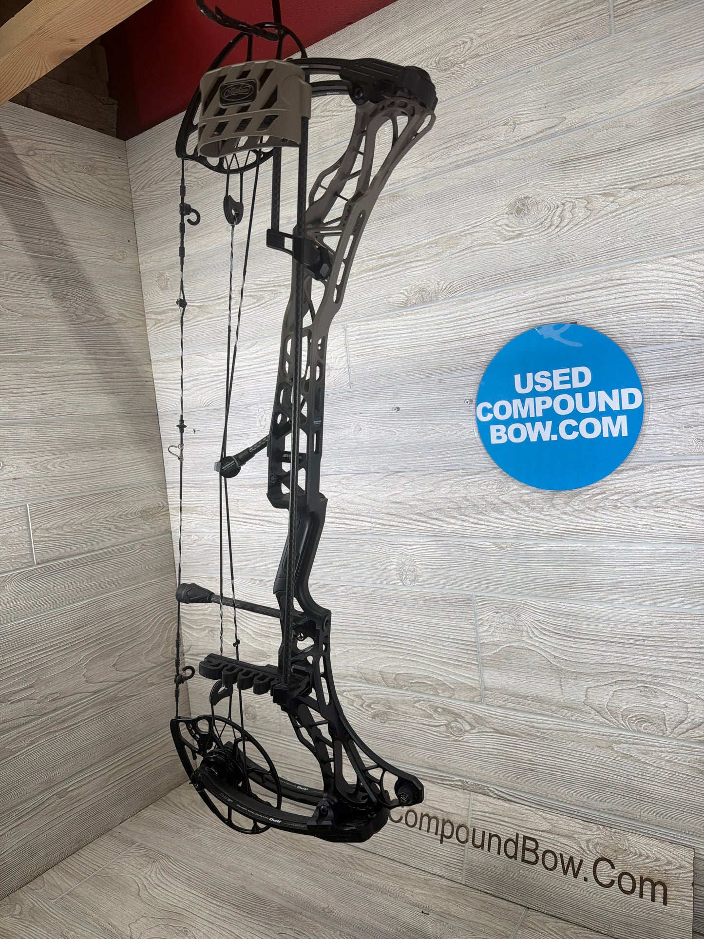 Used Mathews LIFT 29.5 29.5" 70lb Granite FTB Right Hand Bow w/ Granite Lowpro Quiver