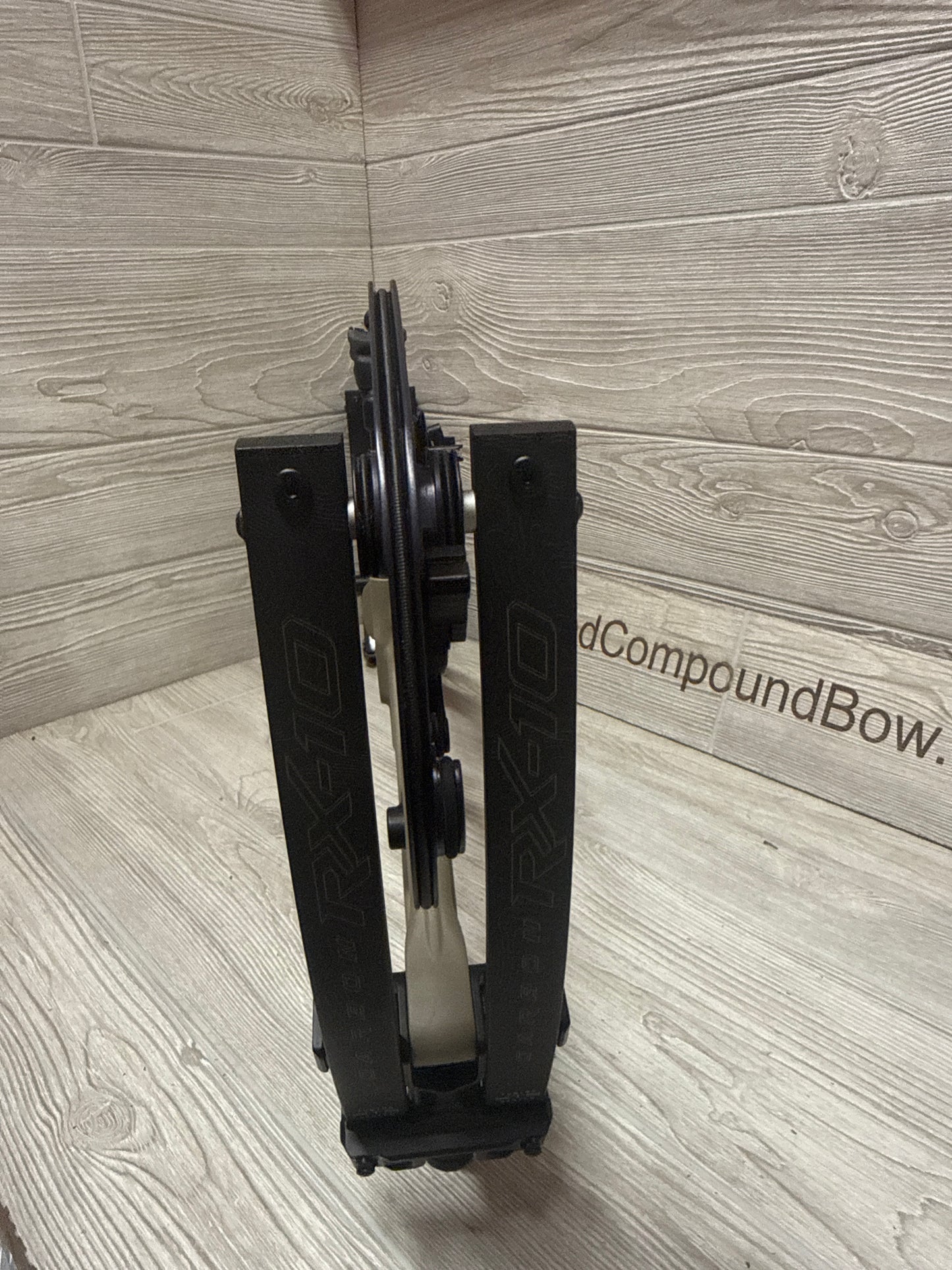 Hoyt RX-10 RH Sanstorm with topo tan inlay limbs 65-75 lbs