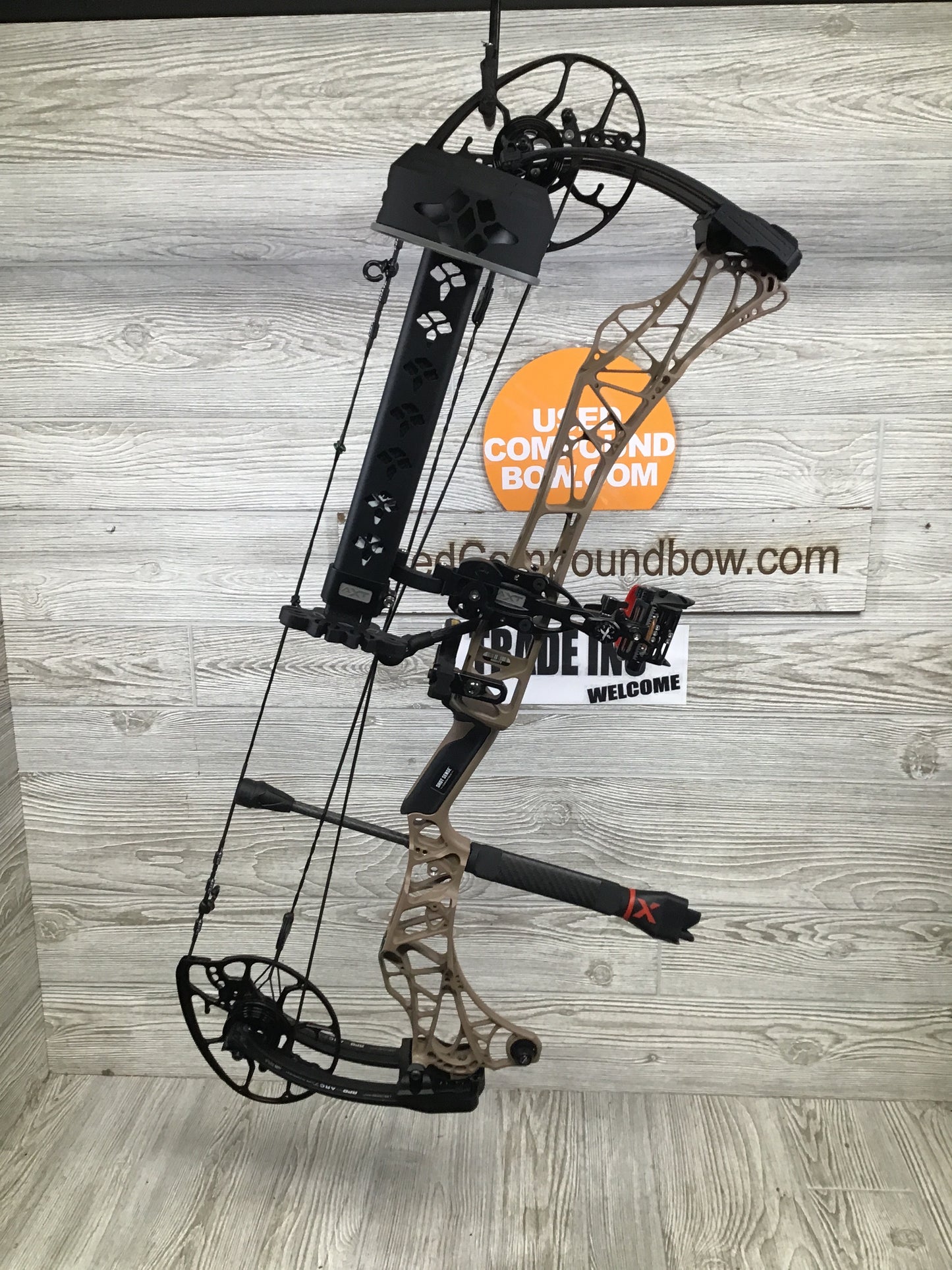 Used Mathews Lift X 29.5 Earth Riser/ Black Limbs Right Hand 27.5/60# package
