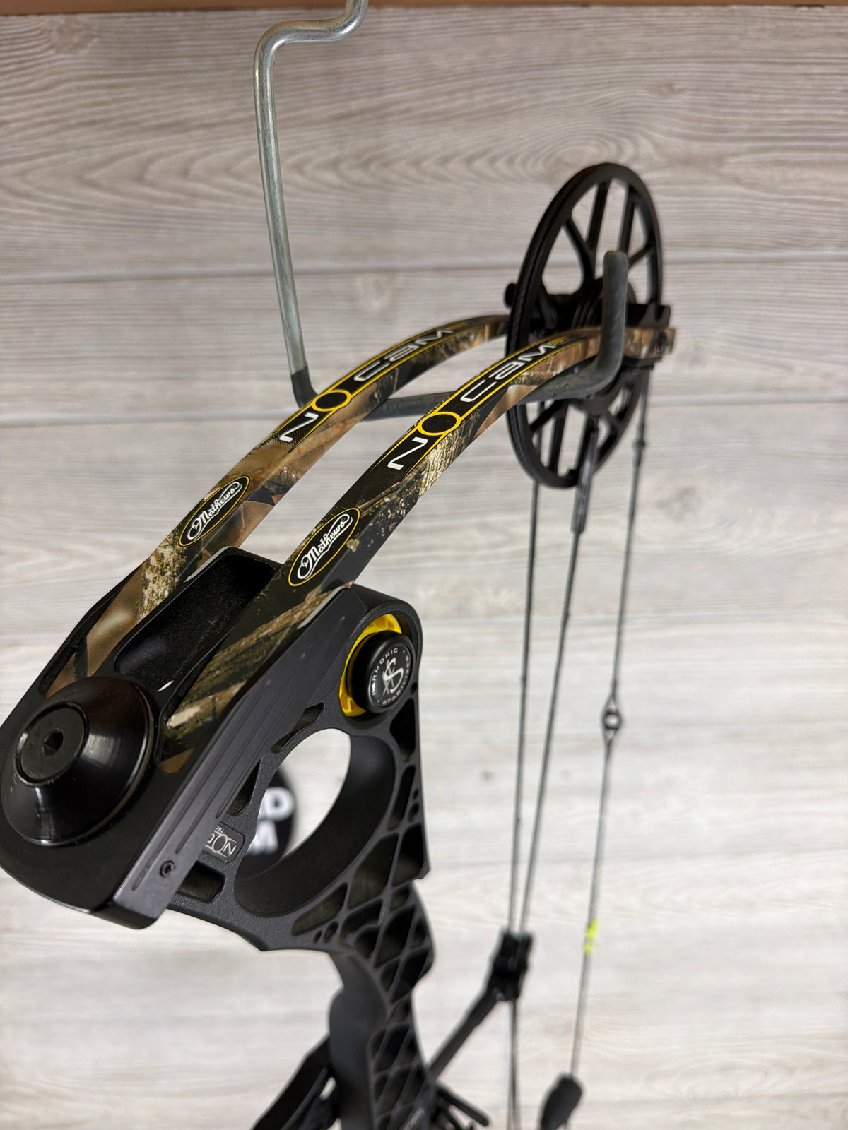 Used Mathews No Cam HTR  RH 30" 60lbs Black Riser/ Camo Limbs PKG