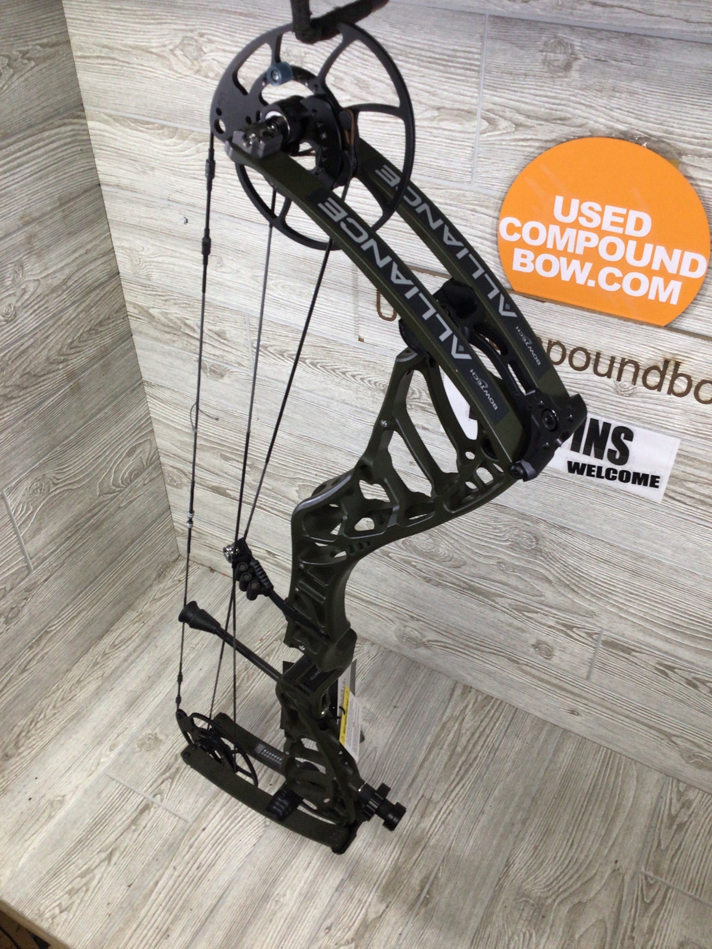 Bowtech Alliance 33 Right Handed 60-70# OD Green