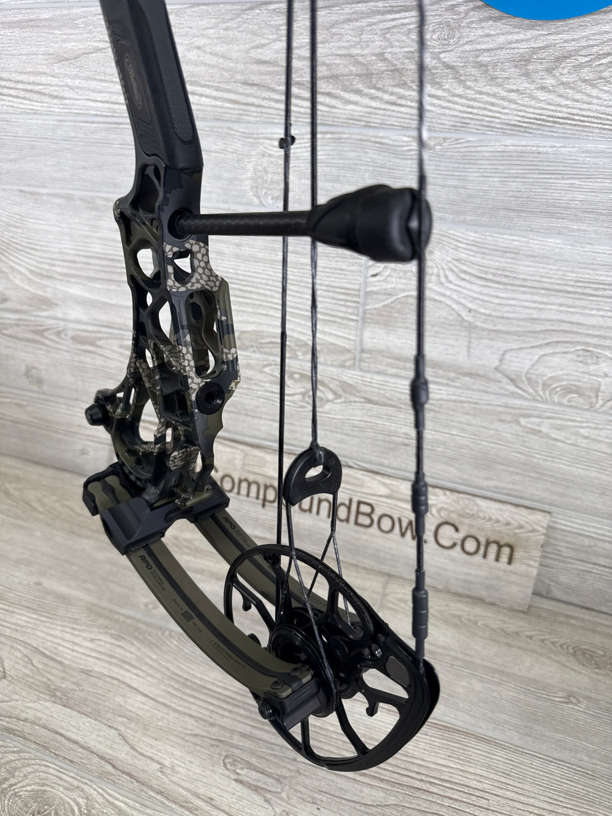 Used Mathews ARC 30 Kuiu Verde Ambush Green Limbs Right Hand Bow