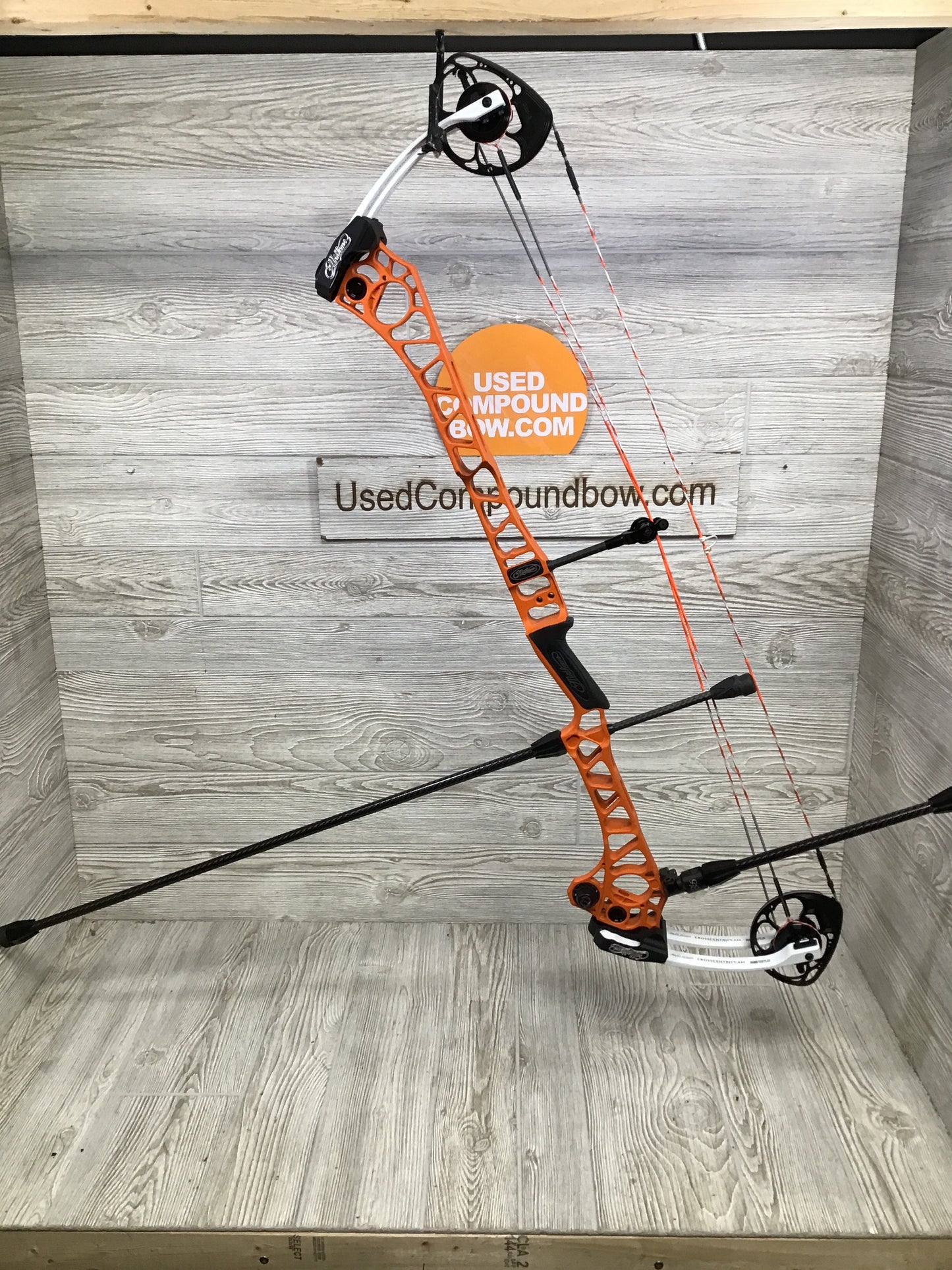 Used Mathews TRX 38 Gen 2 ORANGE 60lb 29"