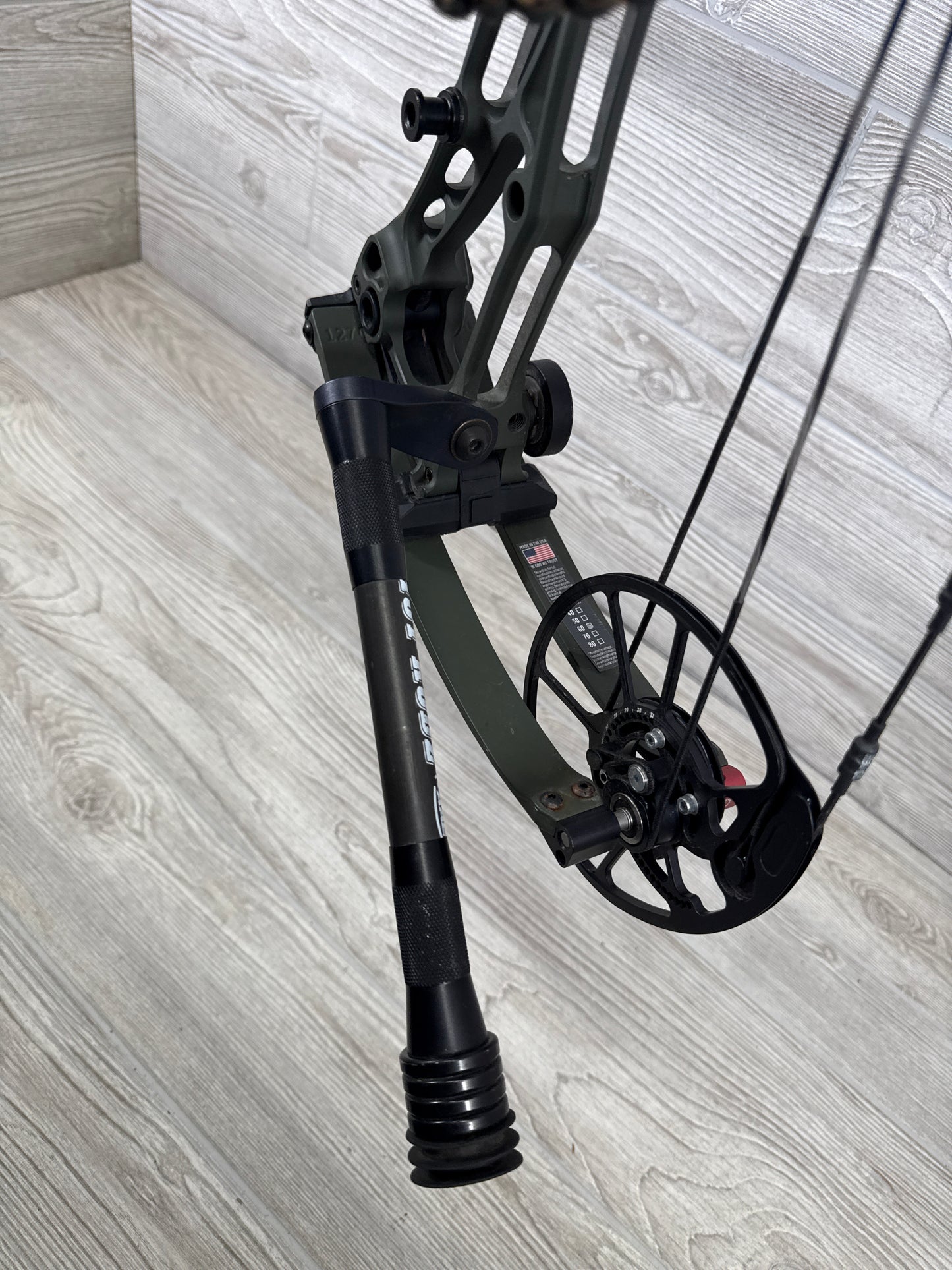 Used Bowtech Solution SS RH 60# Green with stabs pkg