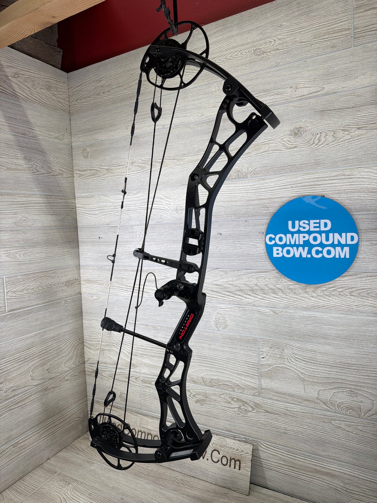 Used Darton Consequence 31 28" 70lb Right Hand Black Bow w Ultrarest