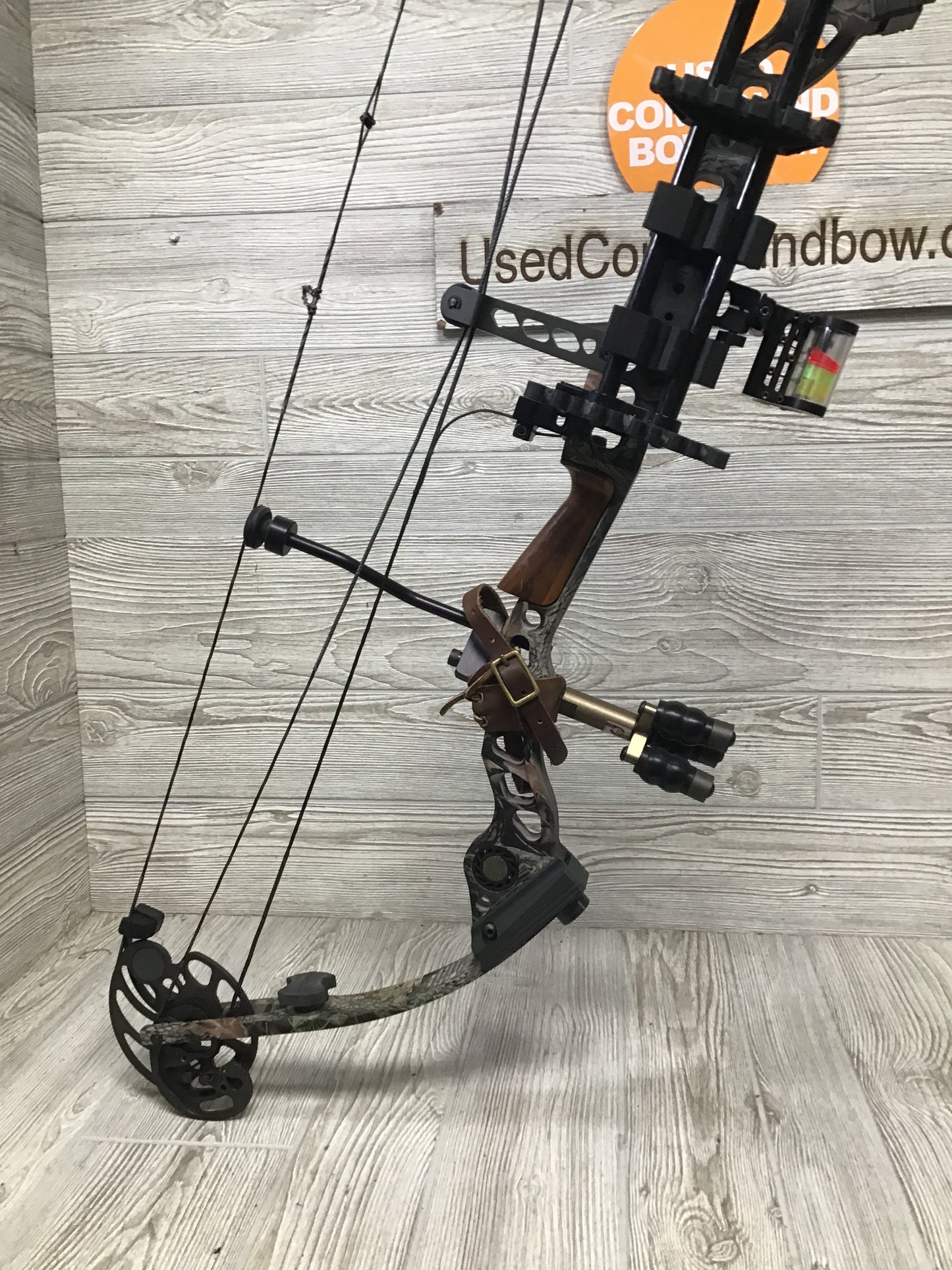 Used Mathews Ovation Right Handed 60# 28" package
