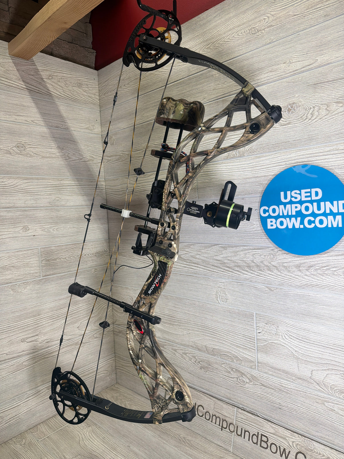 Used Bow tech Carbon Icon 28" 70lb Left Hand Camo Bow Pkg