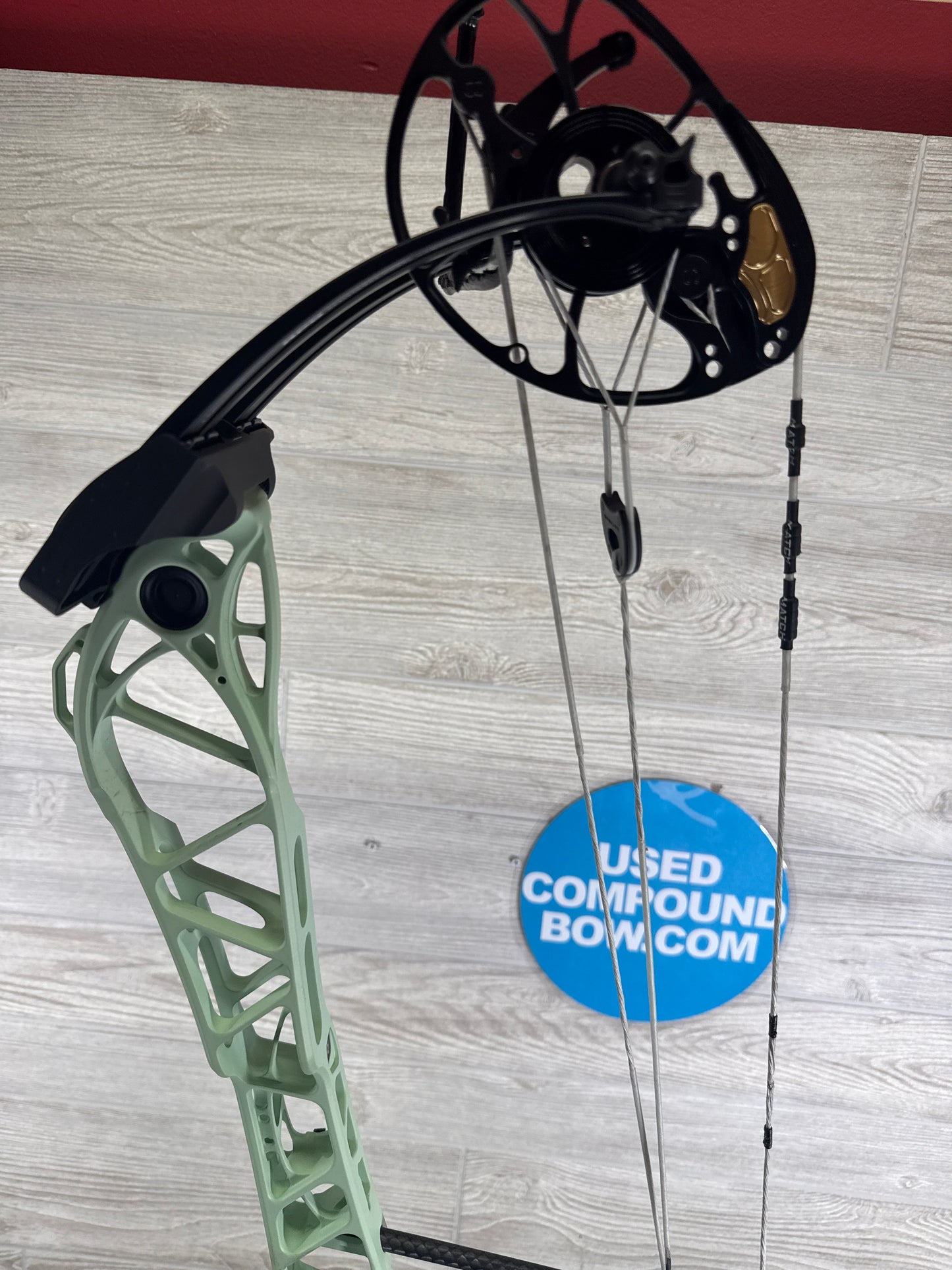 Used Mathews Title 38 (Gen 2) Mint White limbs Right Handed Target bow 29-50#