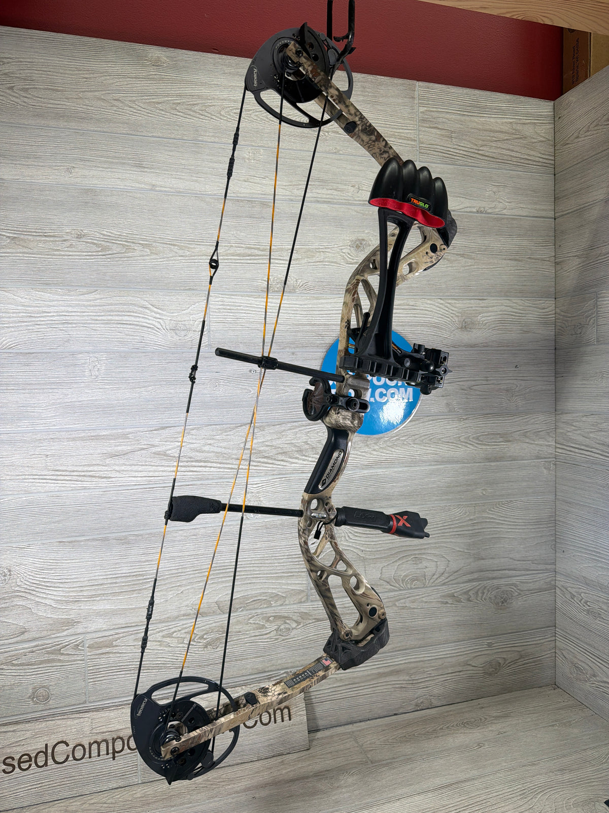 Used Diamond Edge 320 28" 70lb Veil Camo Right Hand Bow Pkg