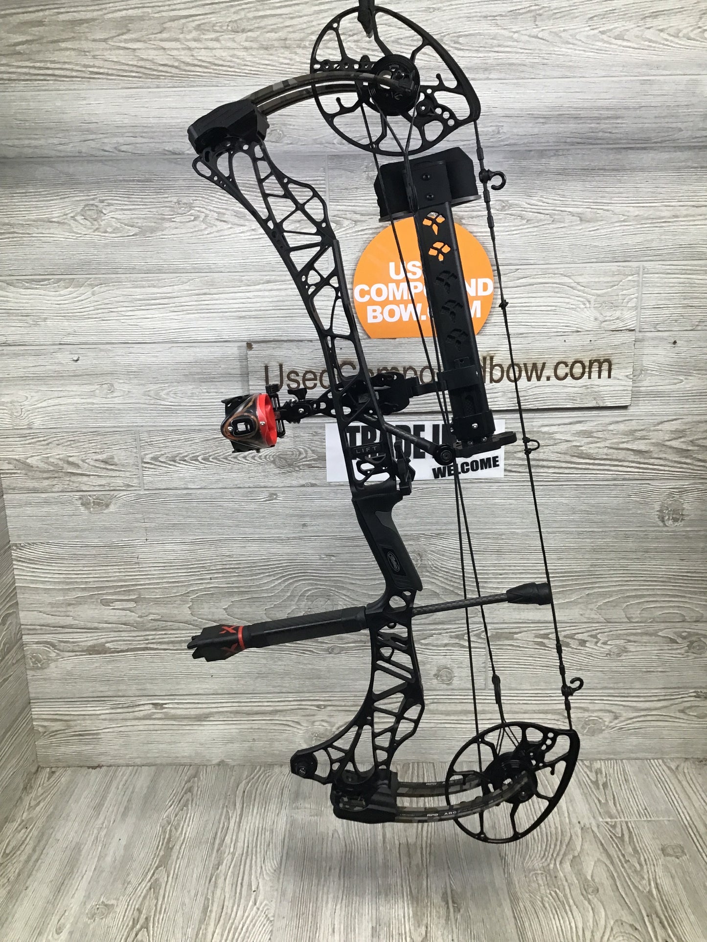 Used Mathews Lift X 29.5 Right Hand Black riser/Bottomlands limbs Bow 30/70 Package