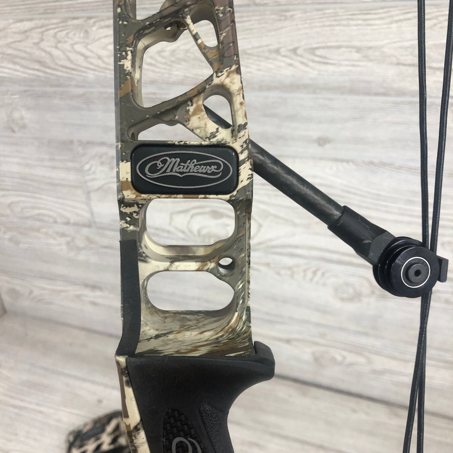 Used Mathews Phase4 29 RH Hand First Lite Camo with matching quiver