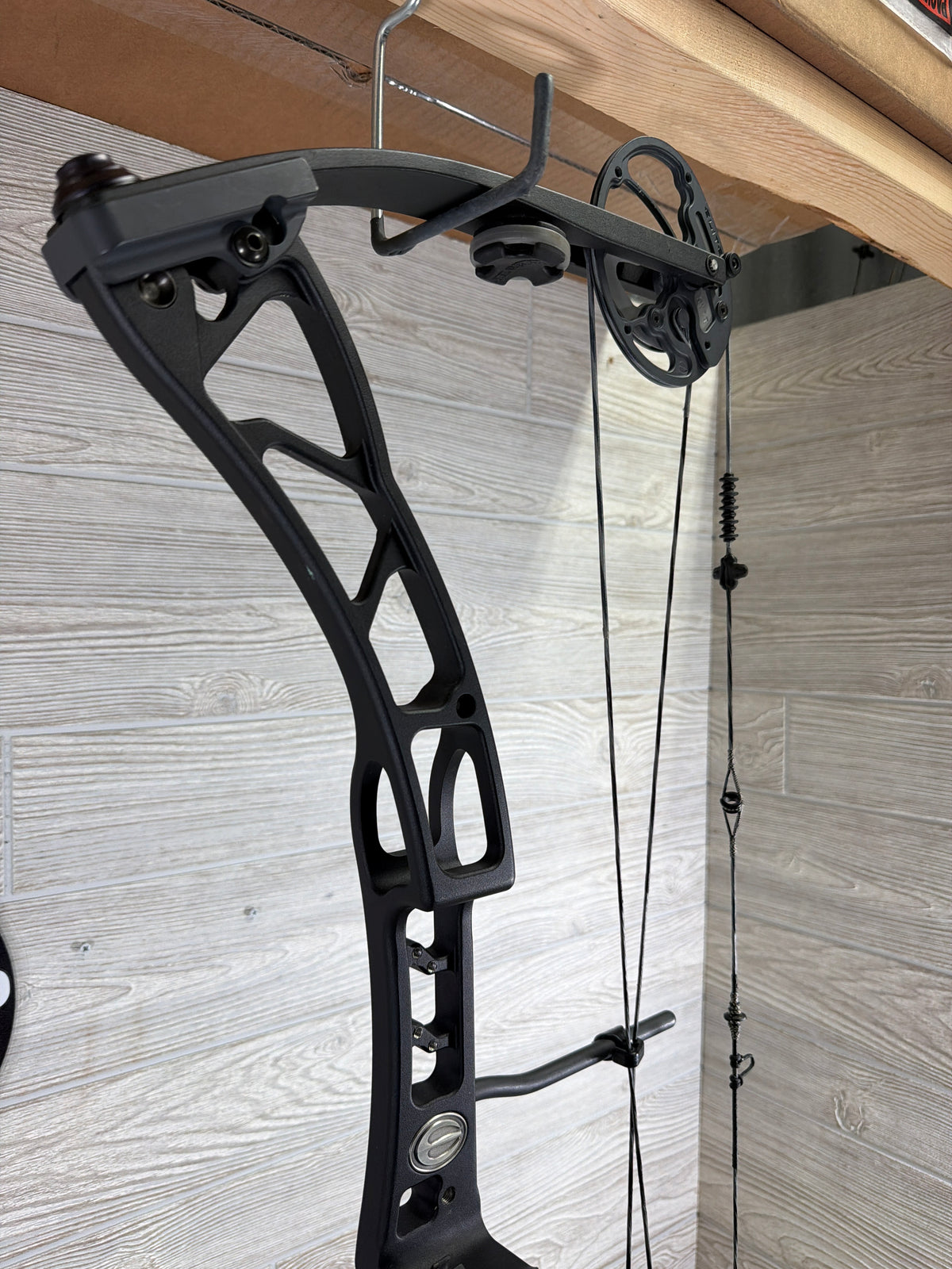 Elite Synergy Right Handed 28" 70# Black