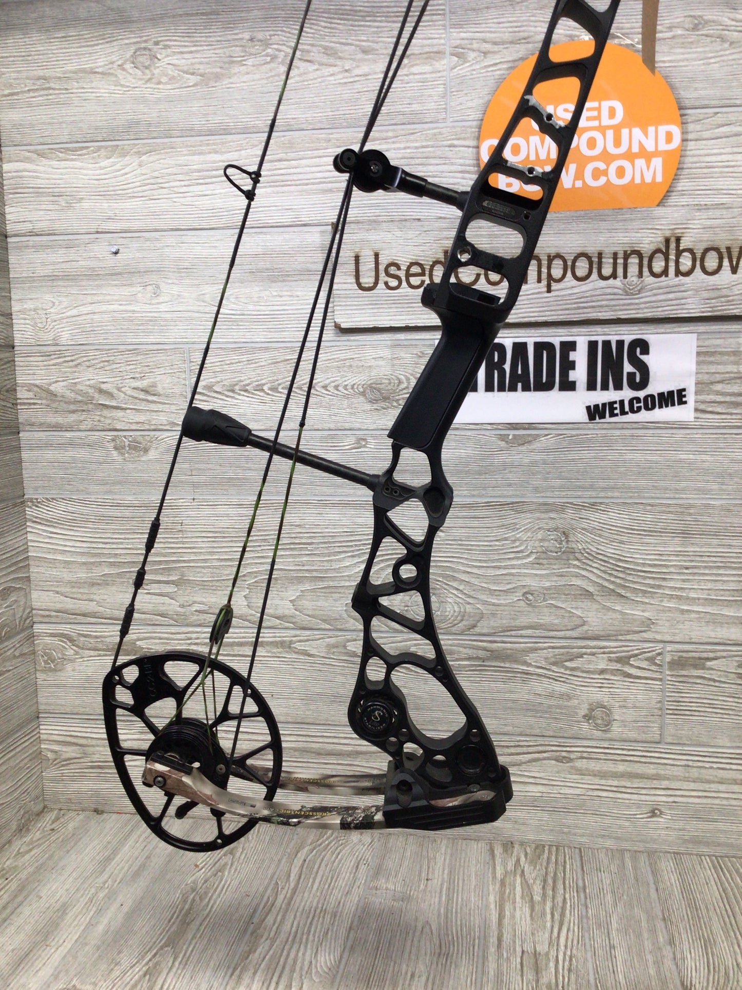 Used Mathews Halon 32 6 50-60# Right Handed Black riser/ lost XD limbs