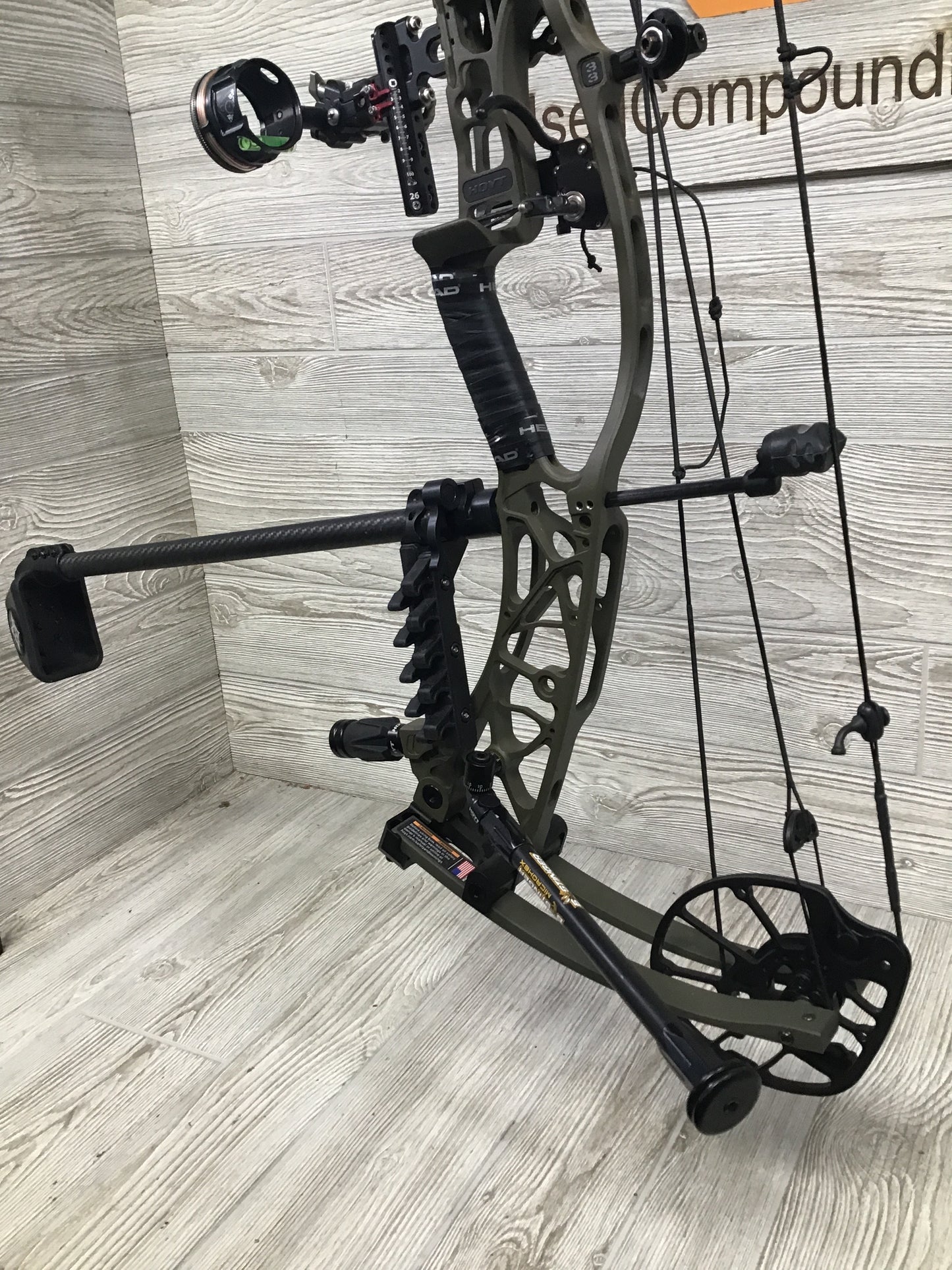 Used Hoyt ALPHA AX-3 33 Right Handed Wilderness 60-70# LOADED