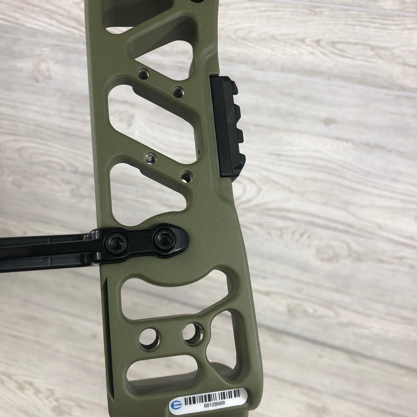 Elite Varos Right Handed 60-70# 25.5-31" OD Green NEW