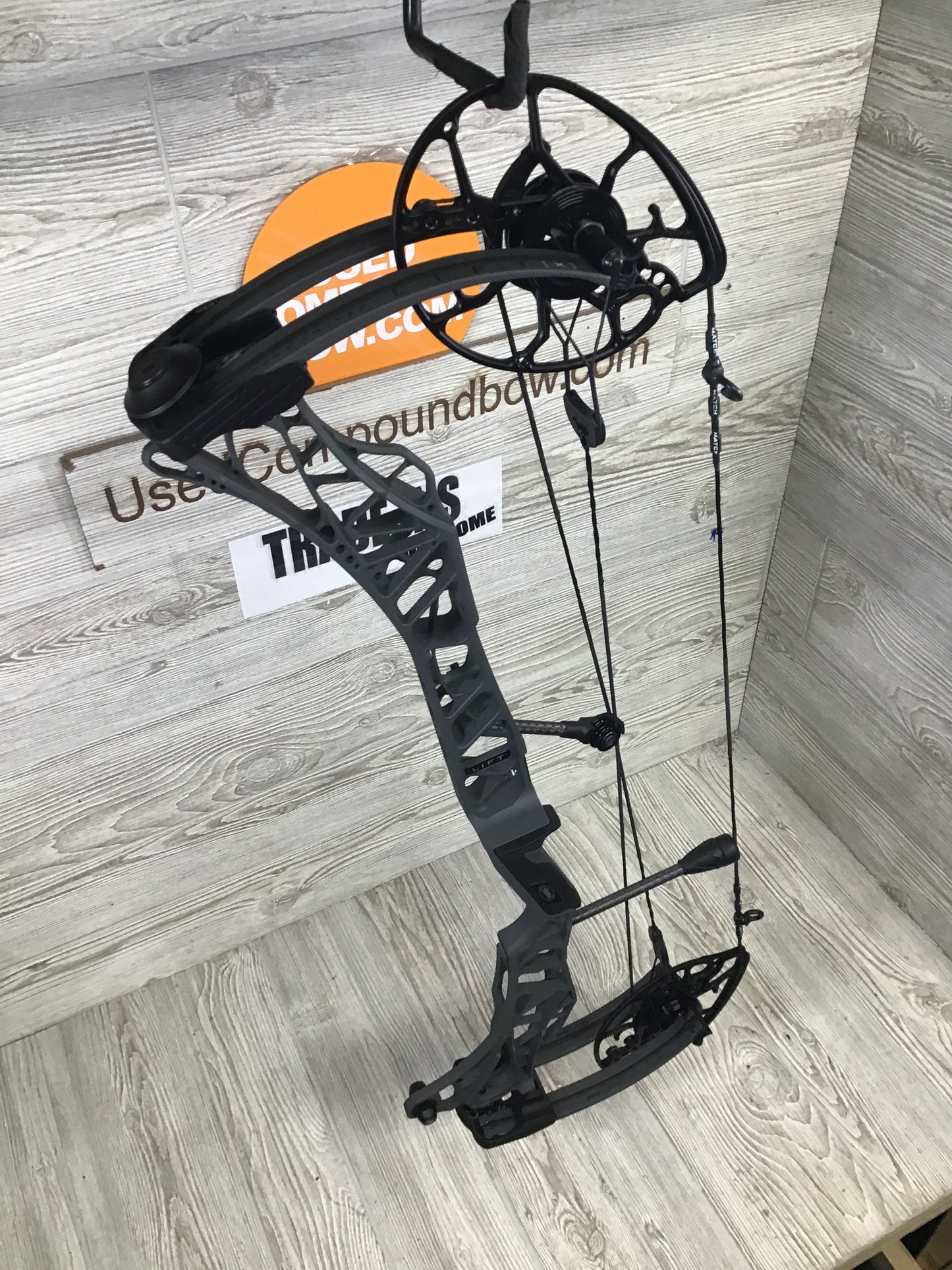 Used Mathews Lift X 29.5 Right Hand Shale 28.5/70