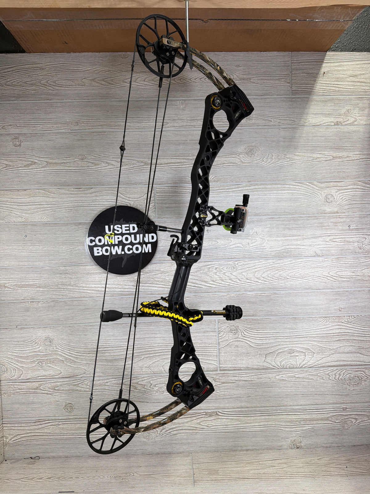 Used Mathews No Cam HTR  RH 30" 60lbs Black Riser/ Camo Limbs PKG