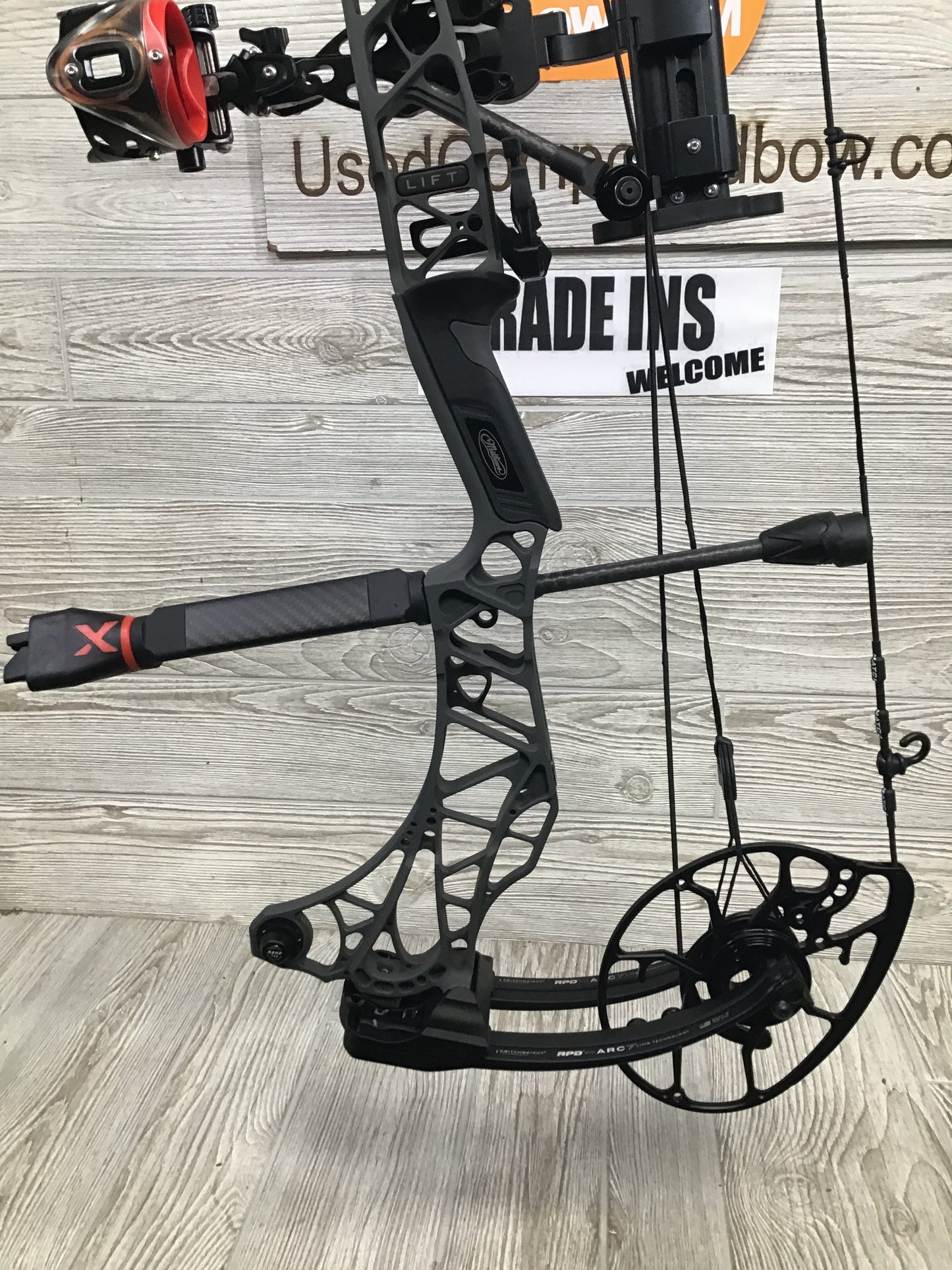 Used Mathews Lift X 29.5 Right Hand Shale Riser/Black Limbs 28/70 Package
