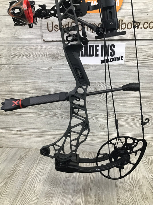 Used Mathews Lift X 29.5 Right Hand Shale Riser/Black Limbs 28/70 Package