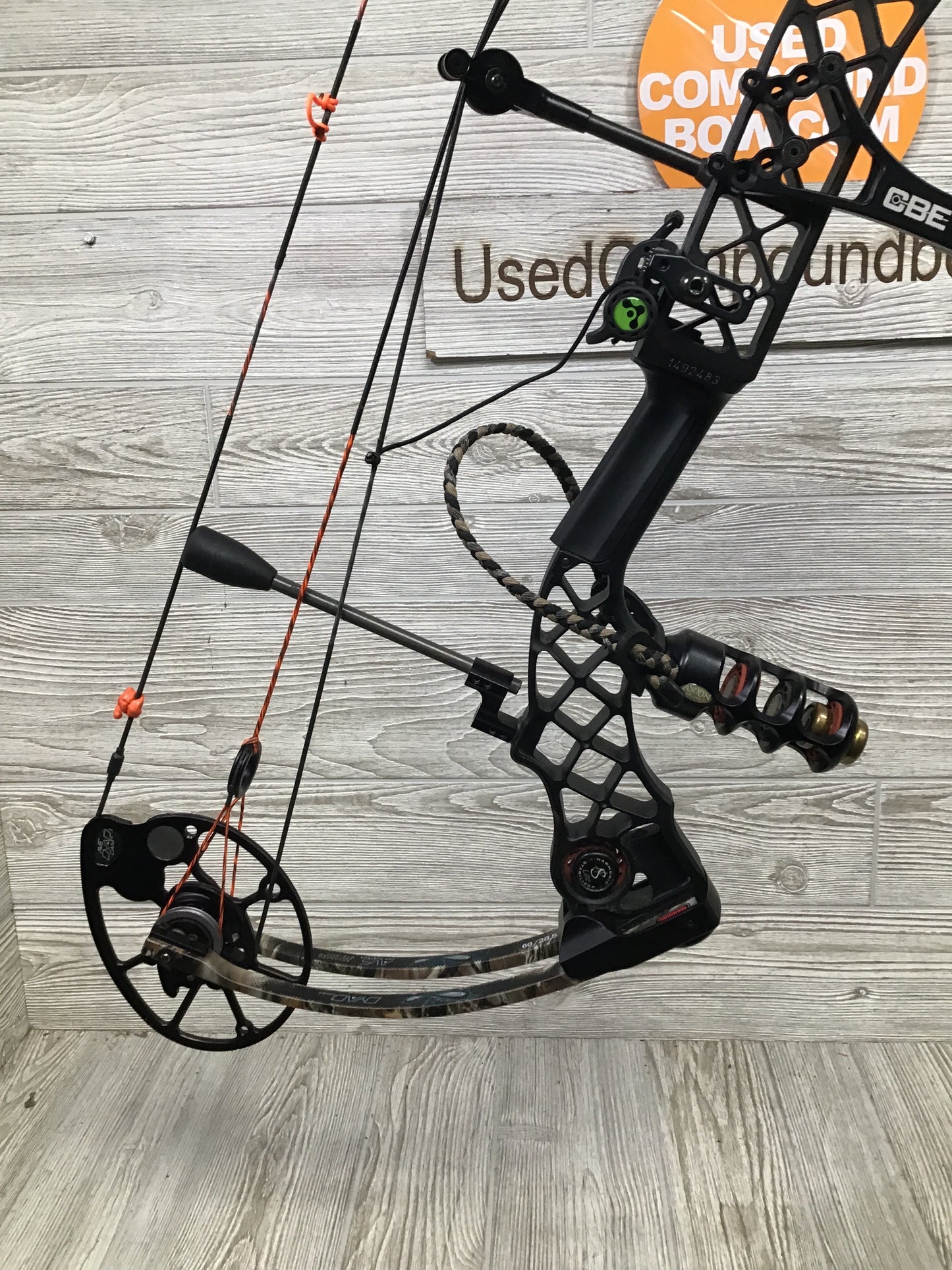 Used Mathews Chill Black riser/ lost camo limb Package Right Handed 28.5/70