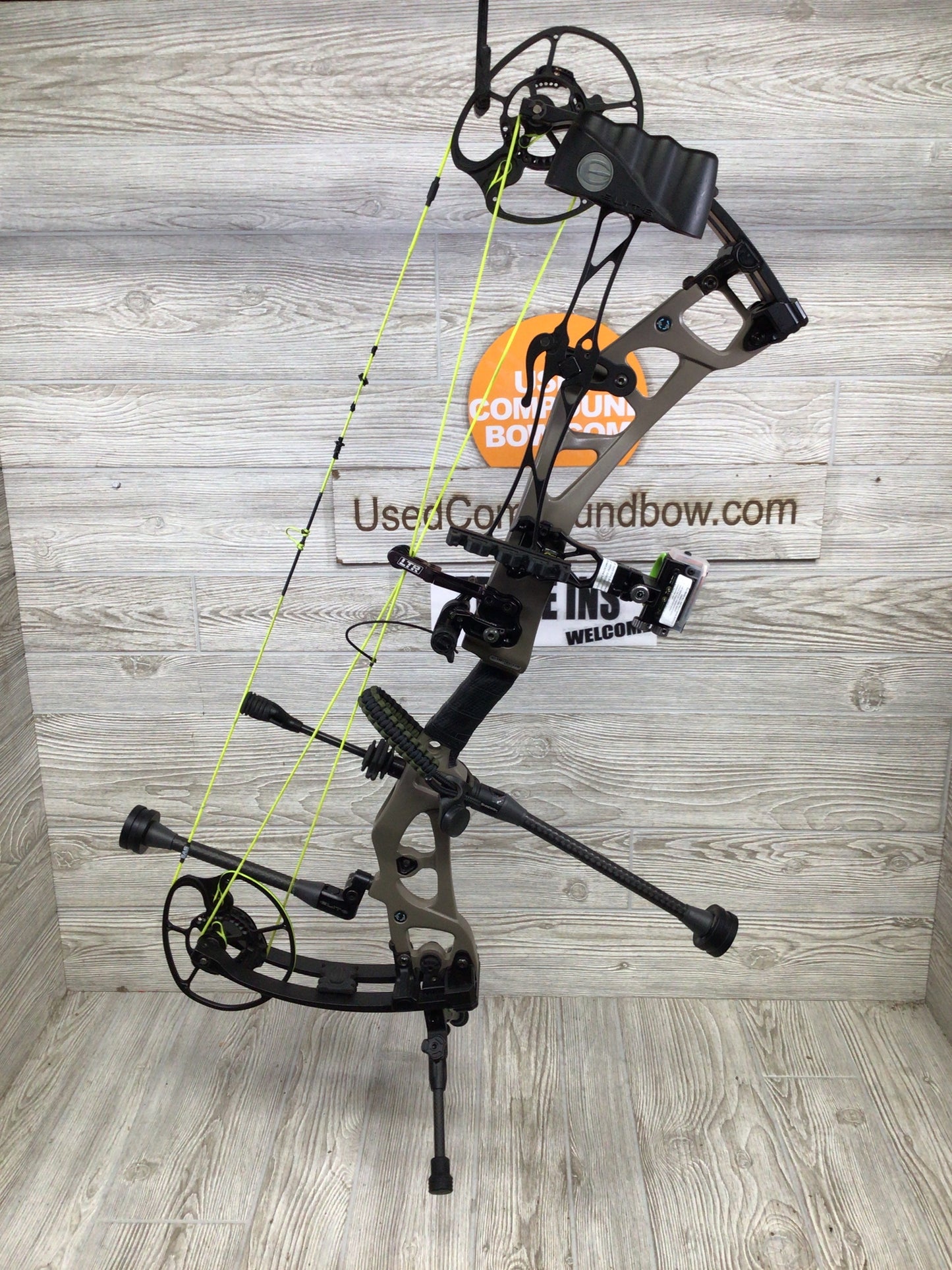 Use Elite Carbon Era Right Handed 65lb Sienna Brown Bow Package