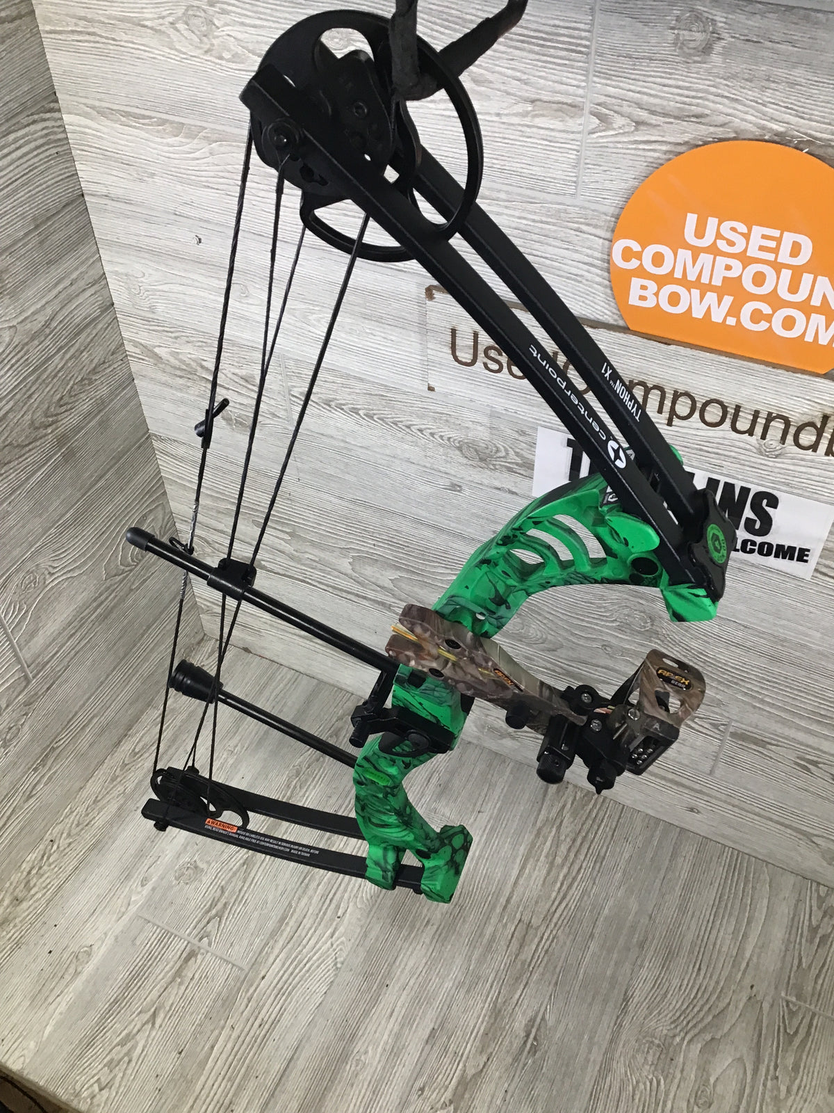 NEW Centerpoint Typhon Right handed Hunting bow 15-55lbs 19-29"