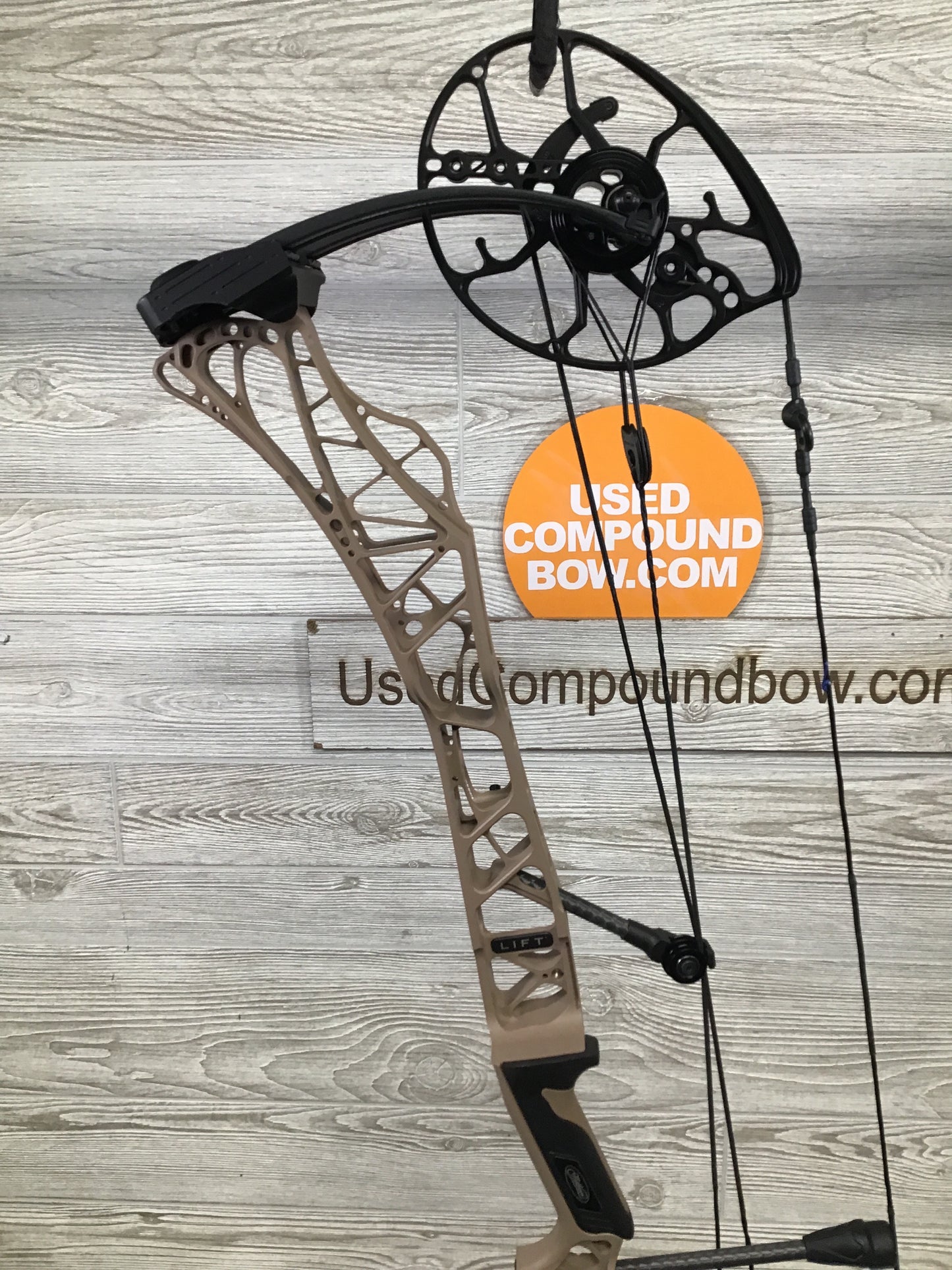 Used Mathews Lift X 29.5 Right Hand Earth Riser/Black Limbs Bow 27.5/60