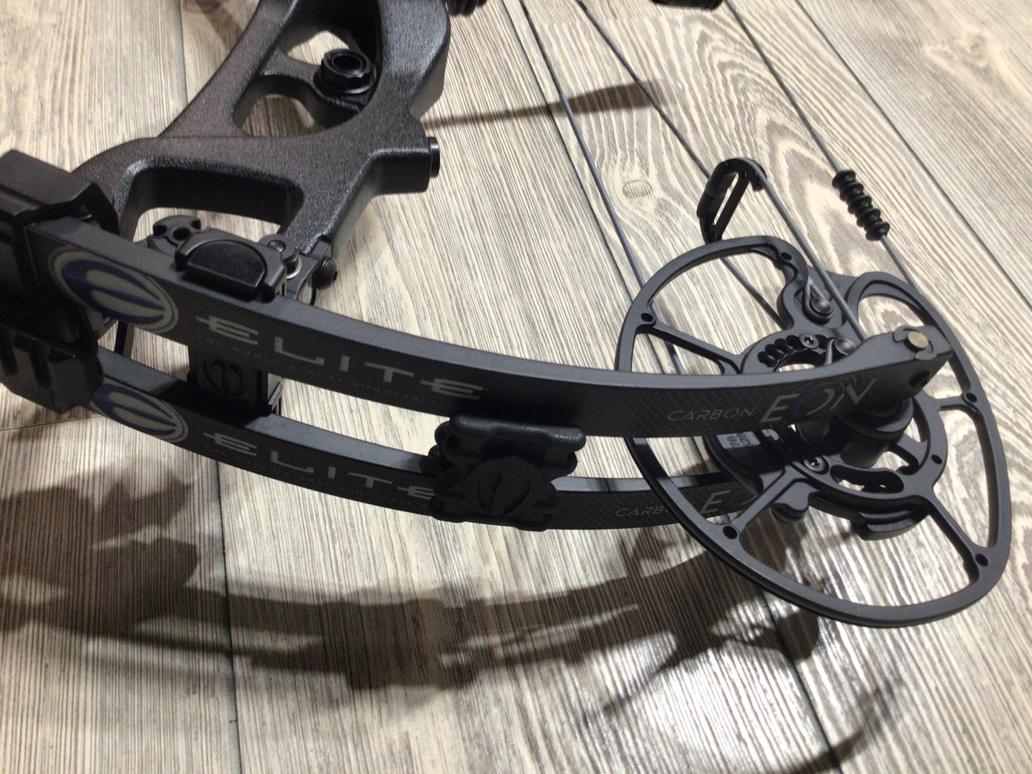 Used Elite Eon Carbon Black RH 70lbs