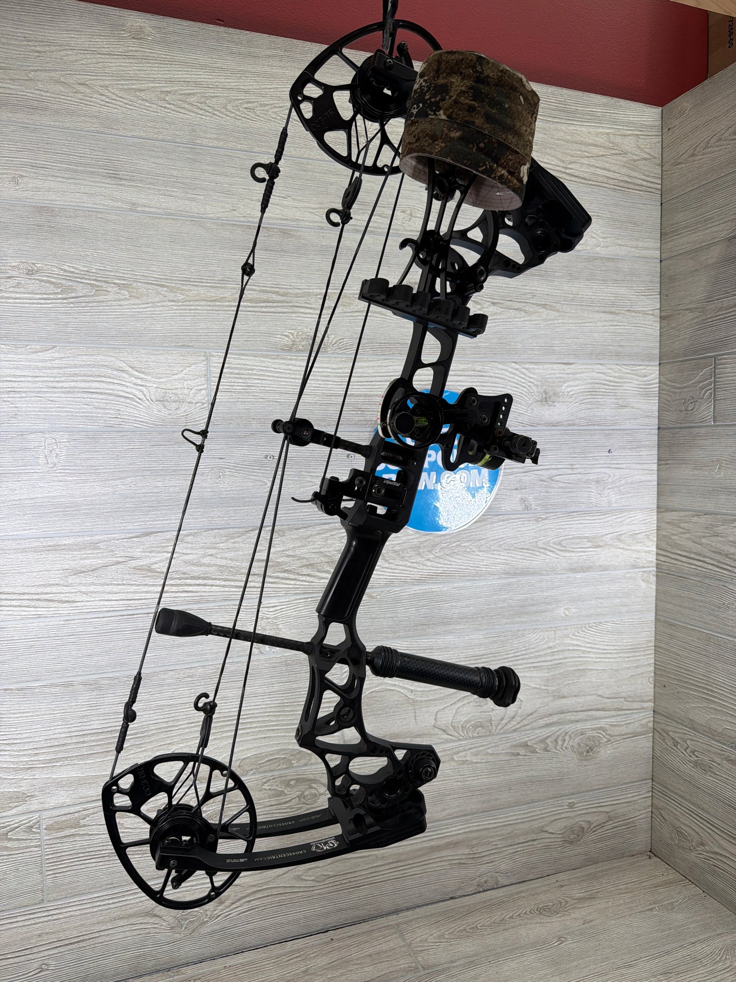 Used Mathews Triax 28.5" 70lb Black Bow Pkg