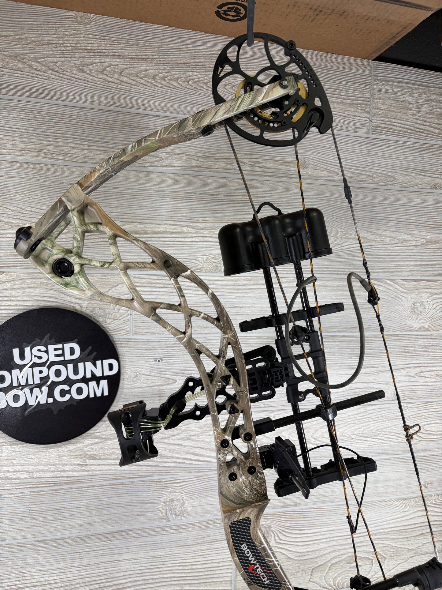 Used Bowtech Carbon Icon Right Handed 60-70# Camo Pkg
