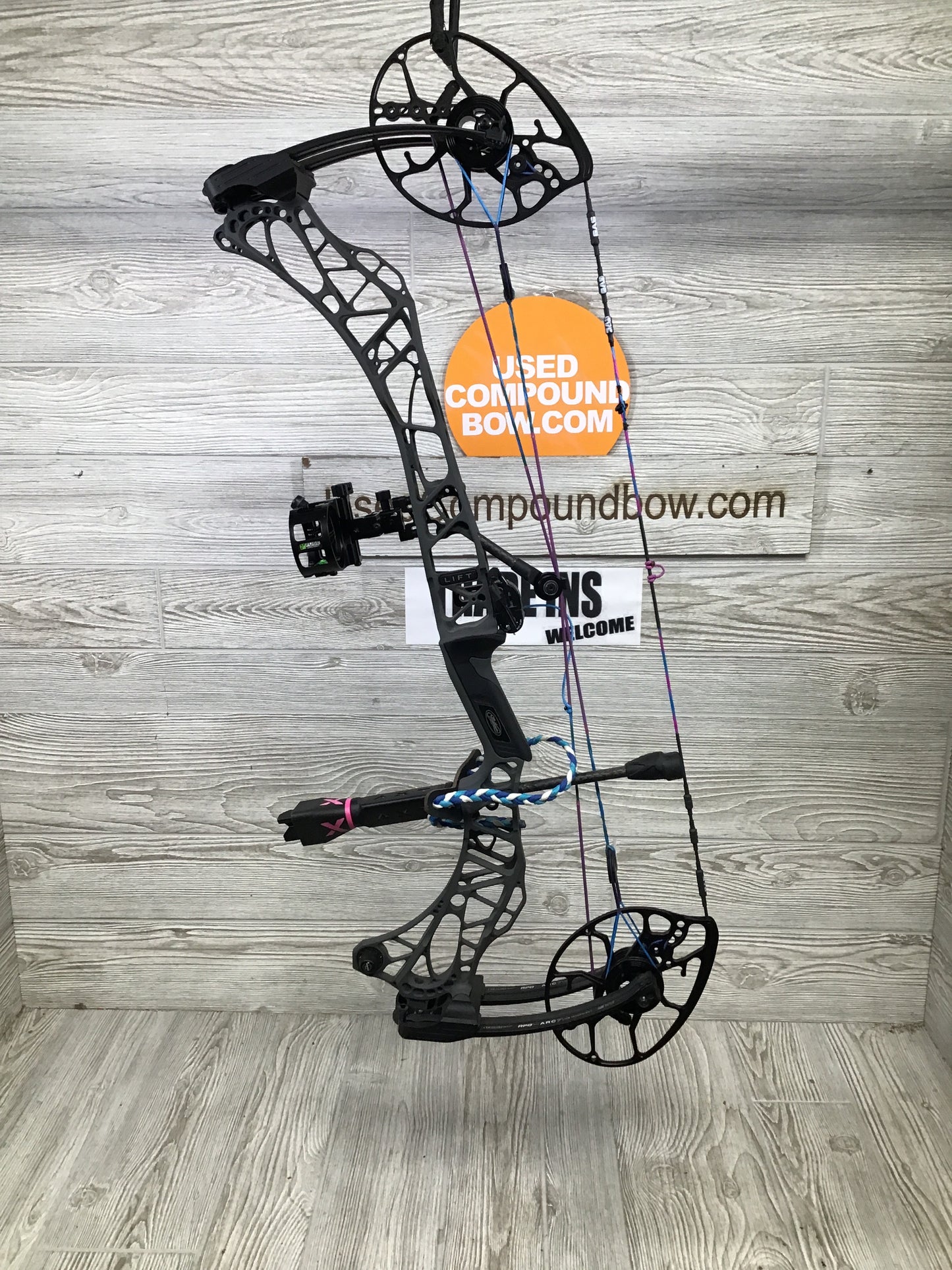 Used Mathews Lift RS Right Handed Shale Riser/ Black limbs Lightweight Limb Package