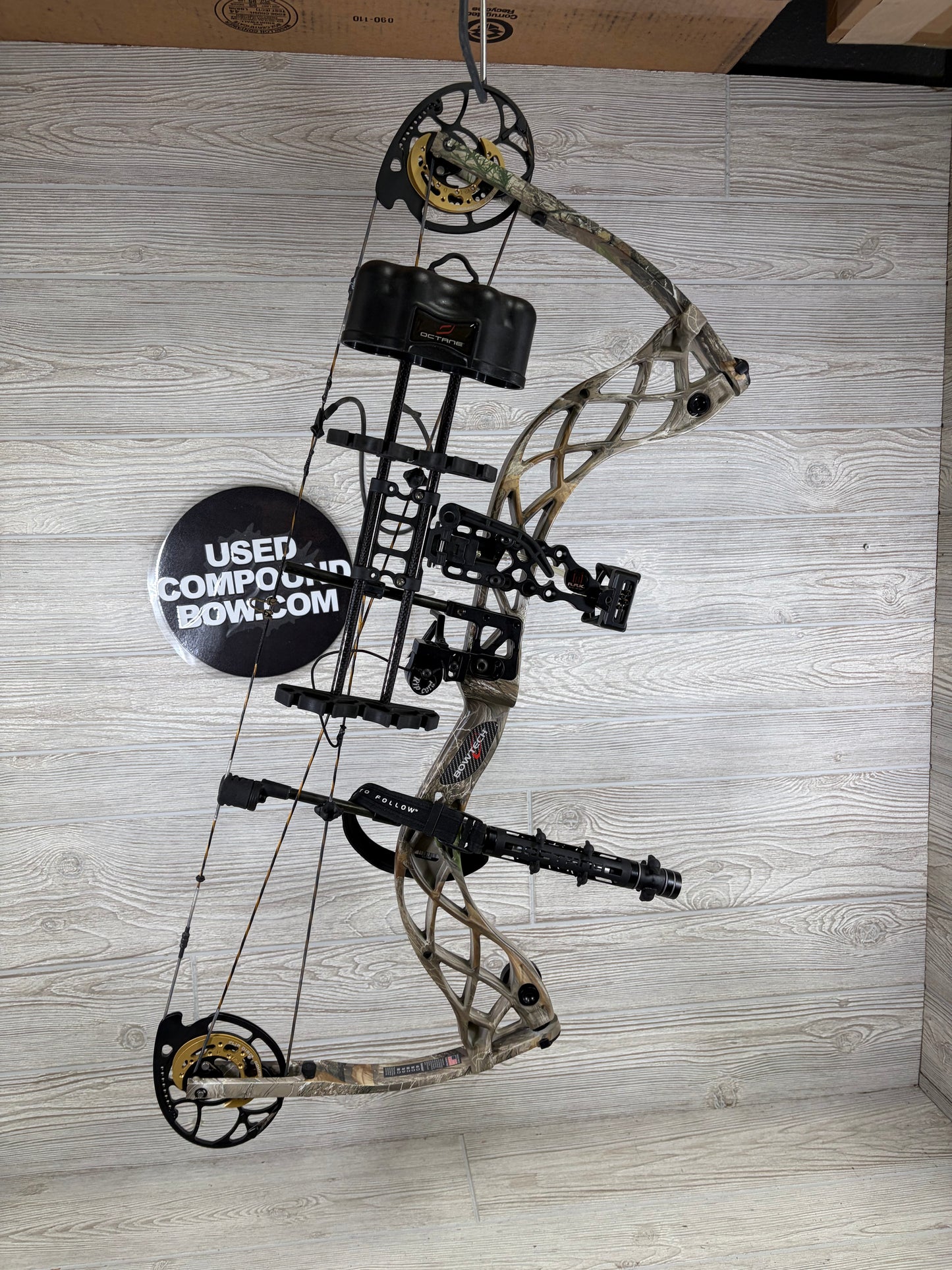 Used Bowtech Carbon Icon Right Handed 60-70# Camo Pkg