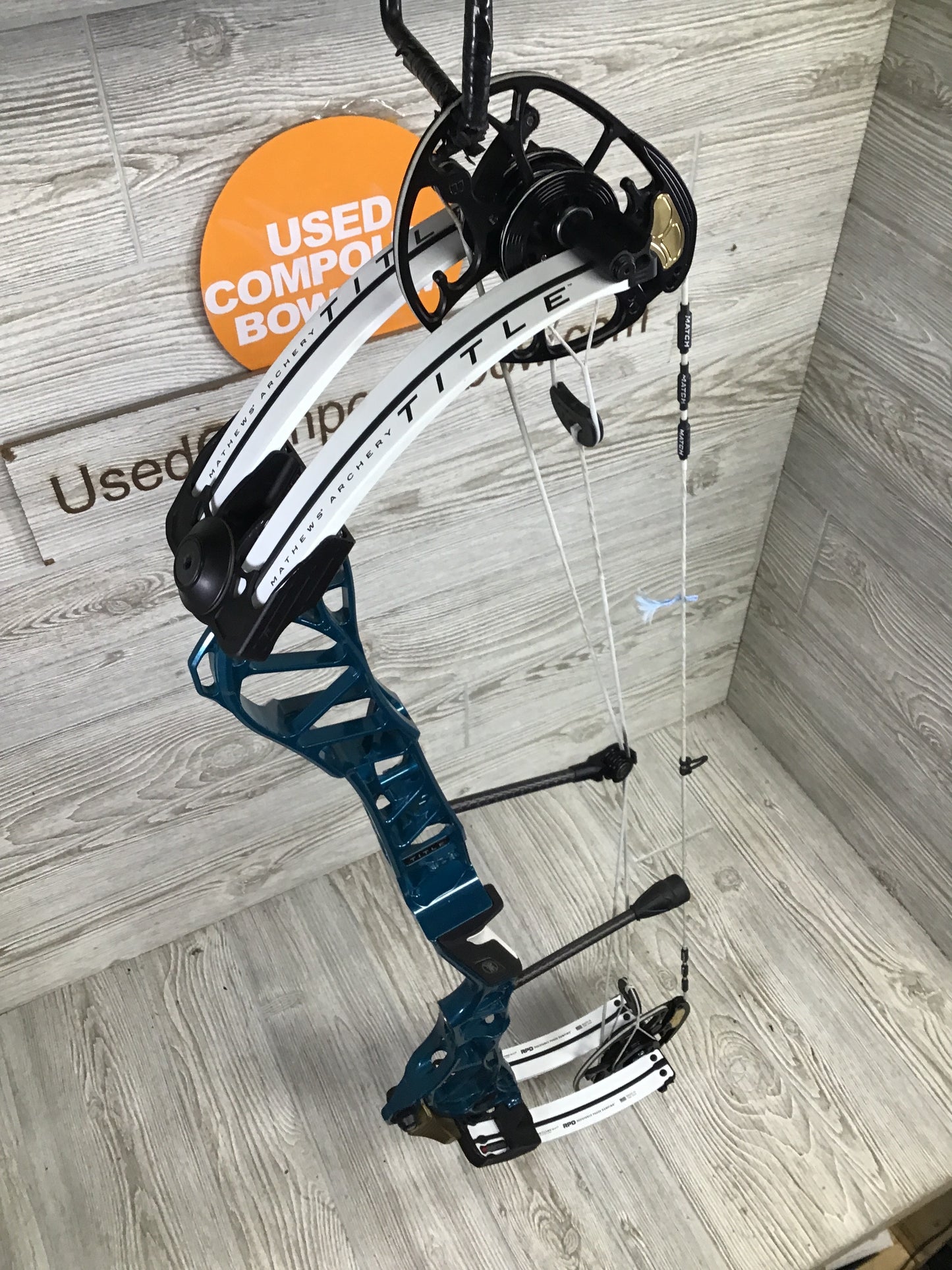 Mathews Title 34 Gen 2 right hand Teal Target bow