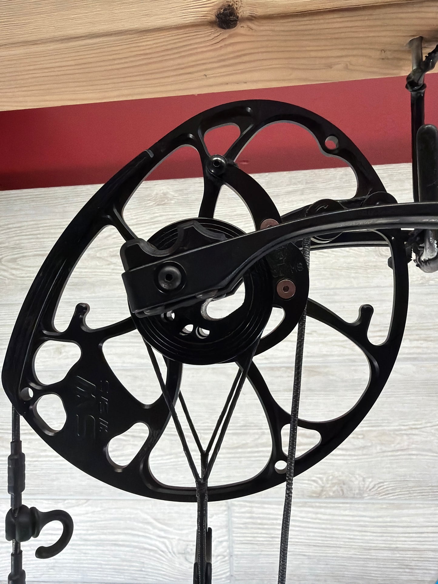 Used Mathews Phase 4 33 30" 75lb RH Black Bow