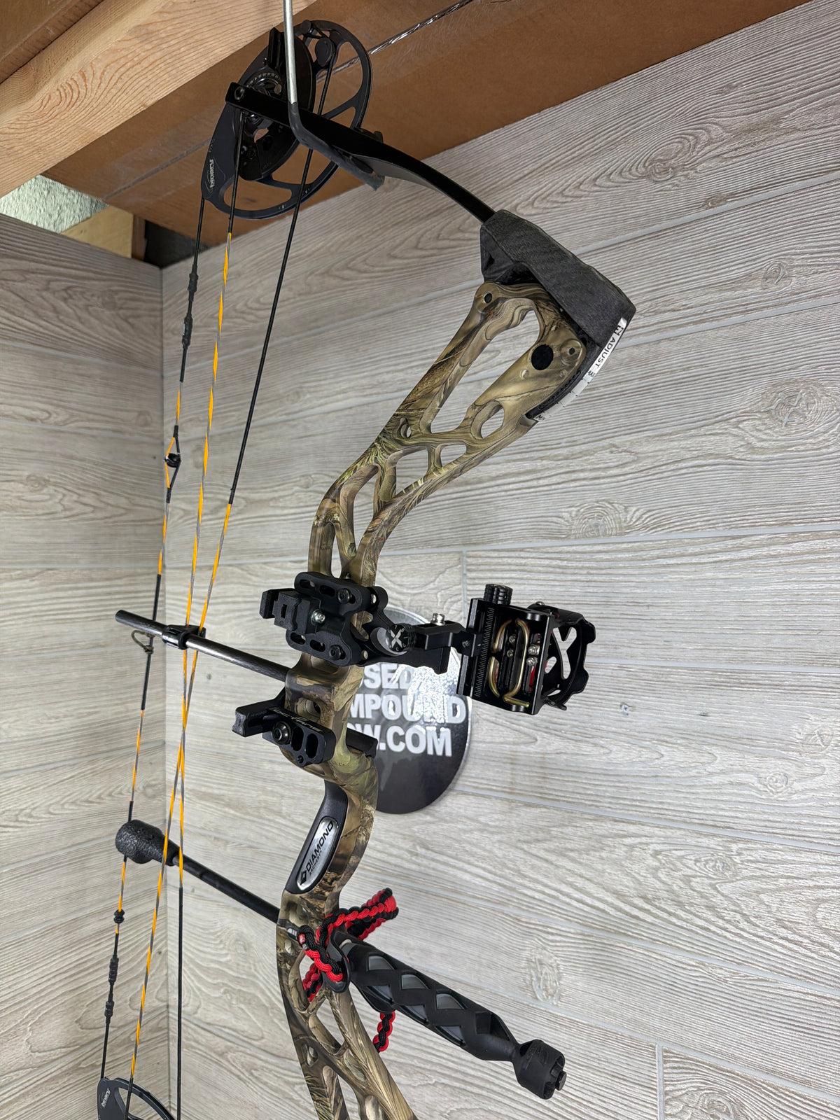 Used Diamond Edge 320 29" 70lb Camo Right Hand Bow Pkg