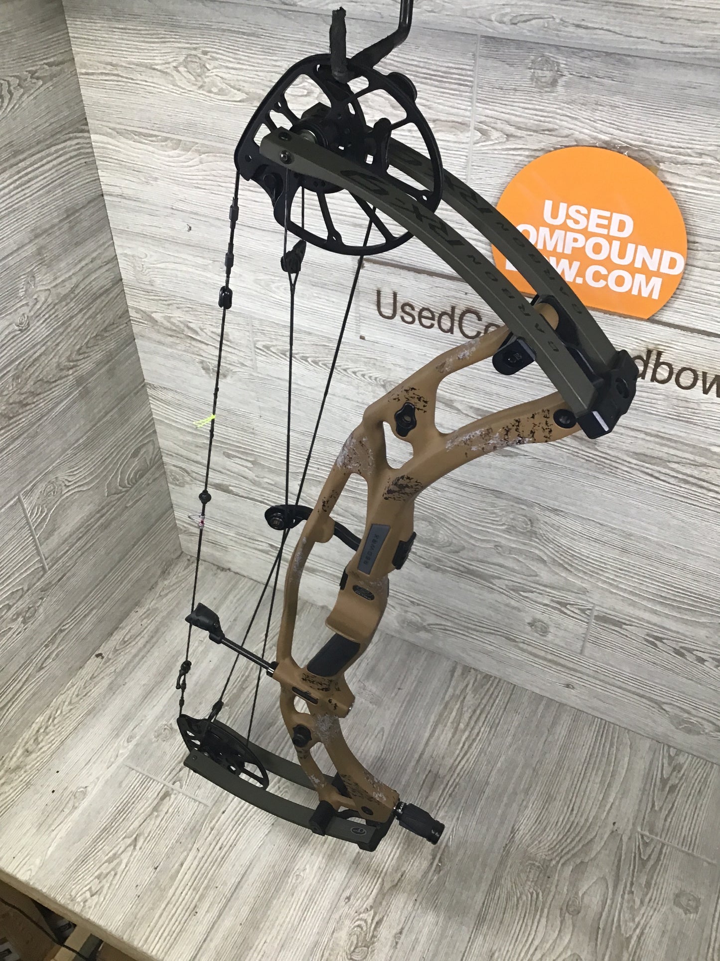 Hoyt RX-9 Ultra Left Handed 70-80# 29" Bourbon Riser/Wilderness Limbs W/System X strings