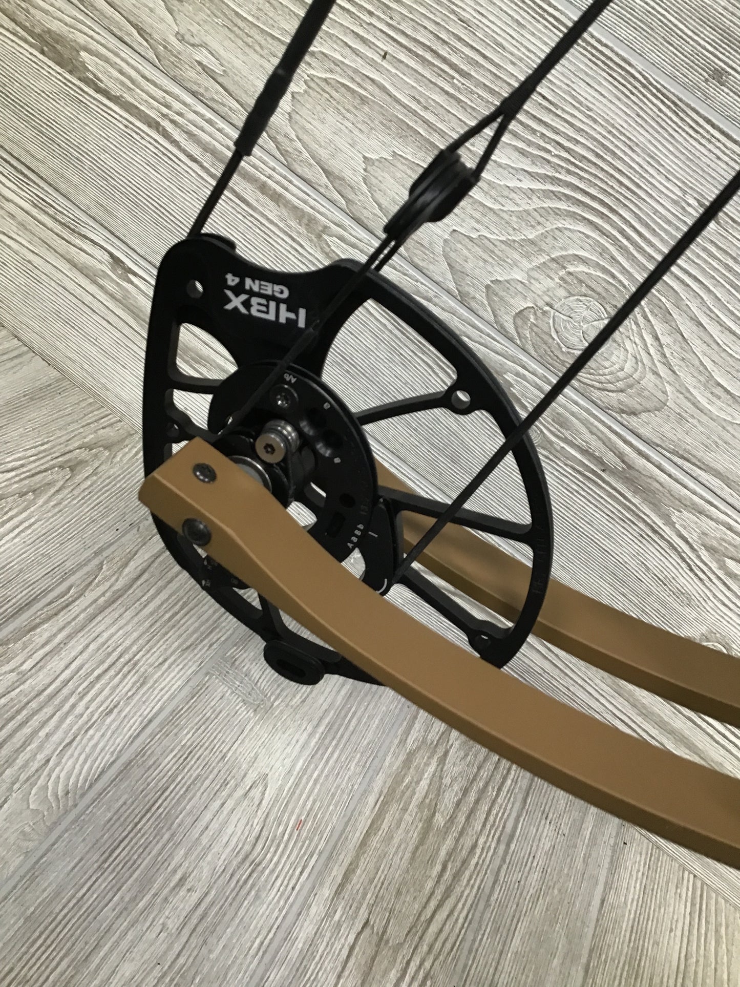 Used Hoyt RX-9 Right Handed Bourbon - 60-70lb  25-30"