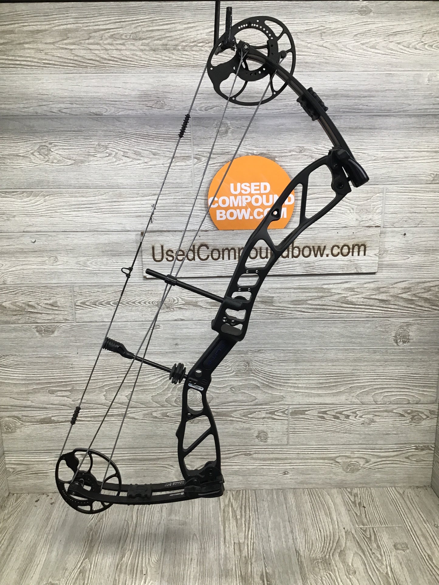 Used Elite Terrain RH Black 25.5-31.5" 55-70# Bow
